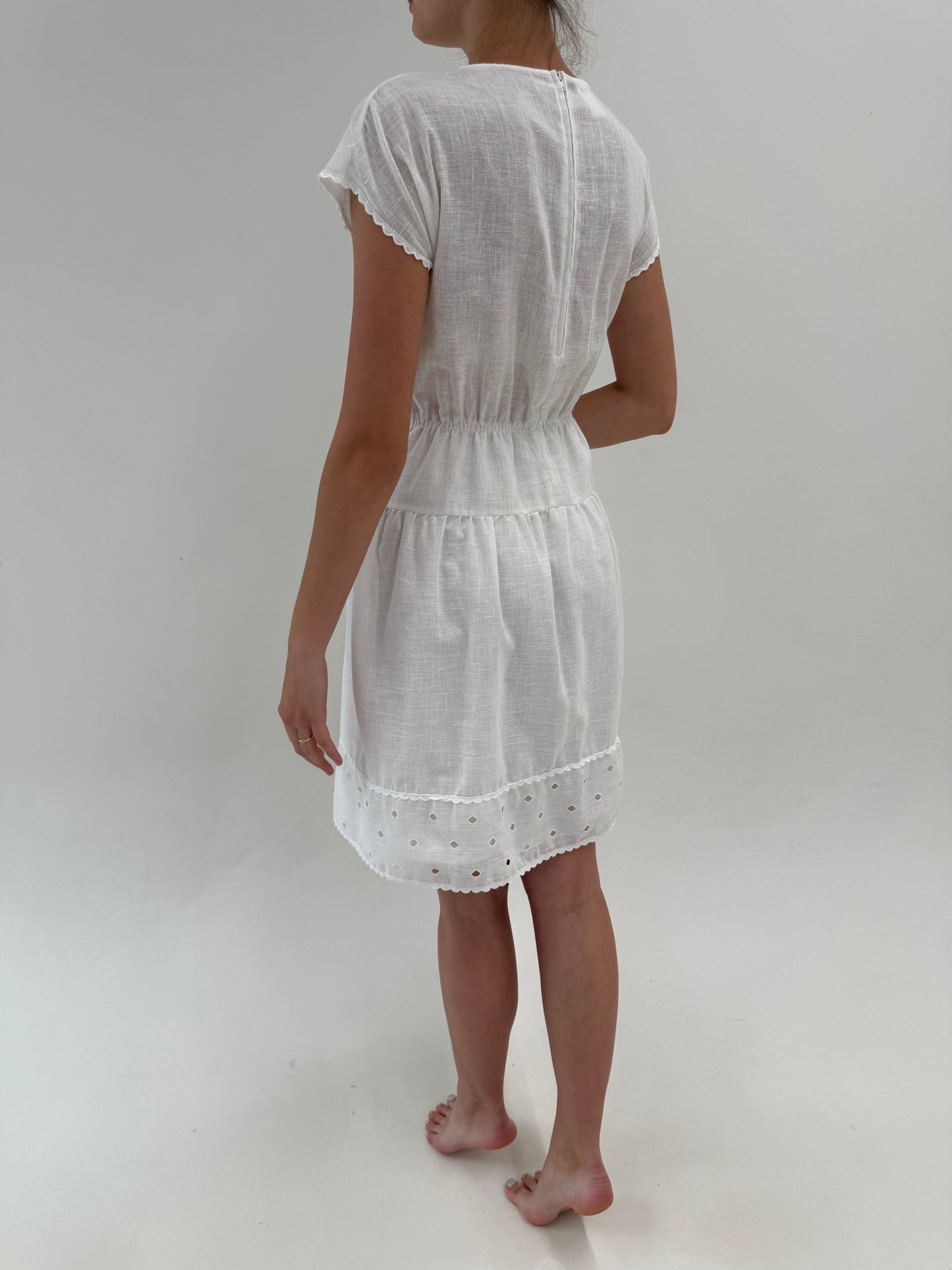 Rochie albă din panzica de bumbac cu broderie anglaise