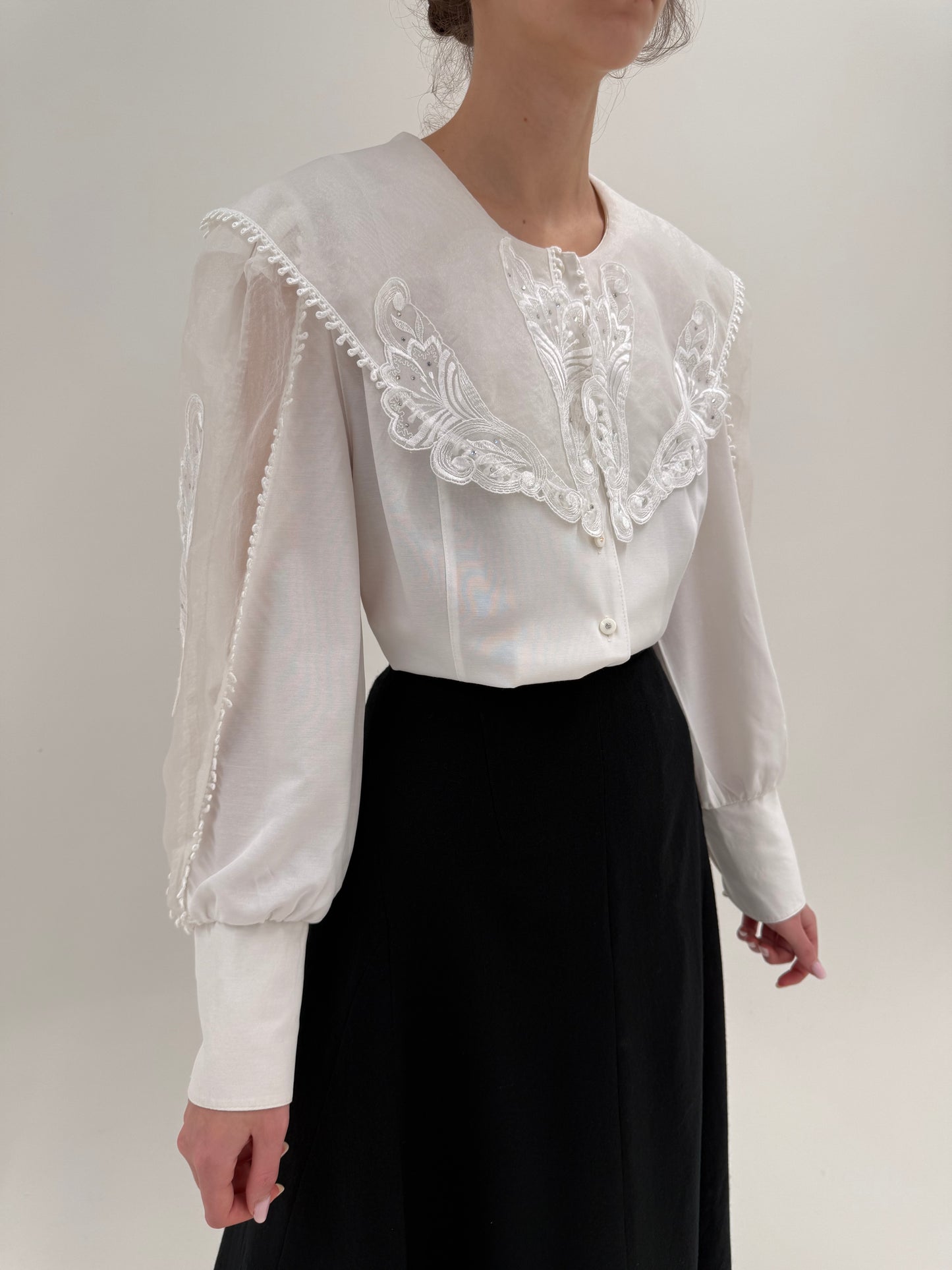 Cămașa cambrata cu guler brodat din organza și manșete ultra înalte