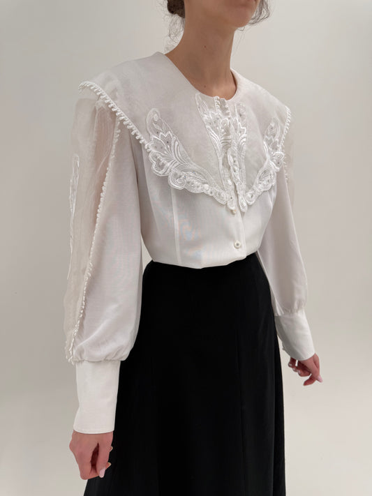 Cămașa cambrata cu guler brodat din organza și manșete ultra înalte