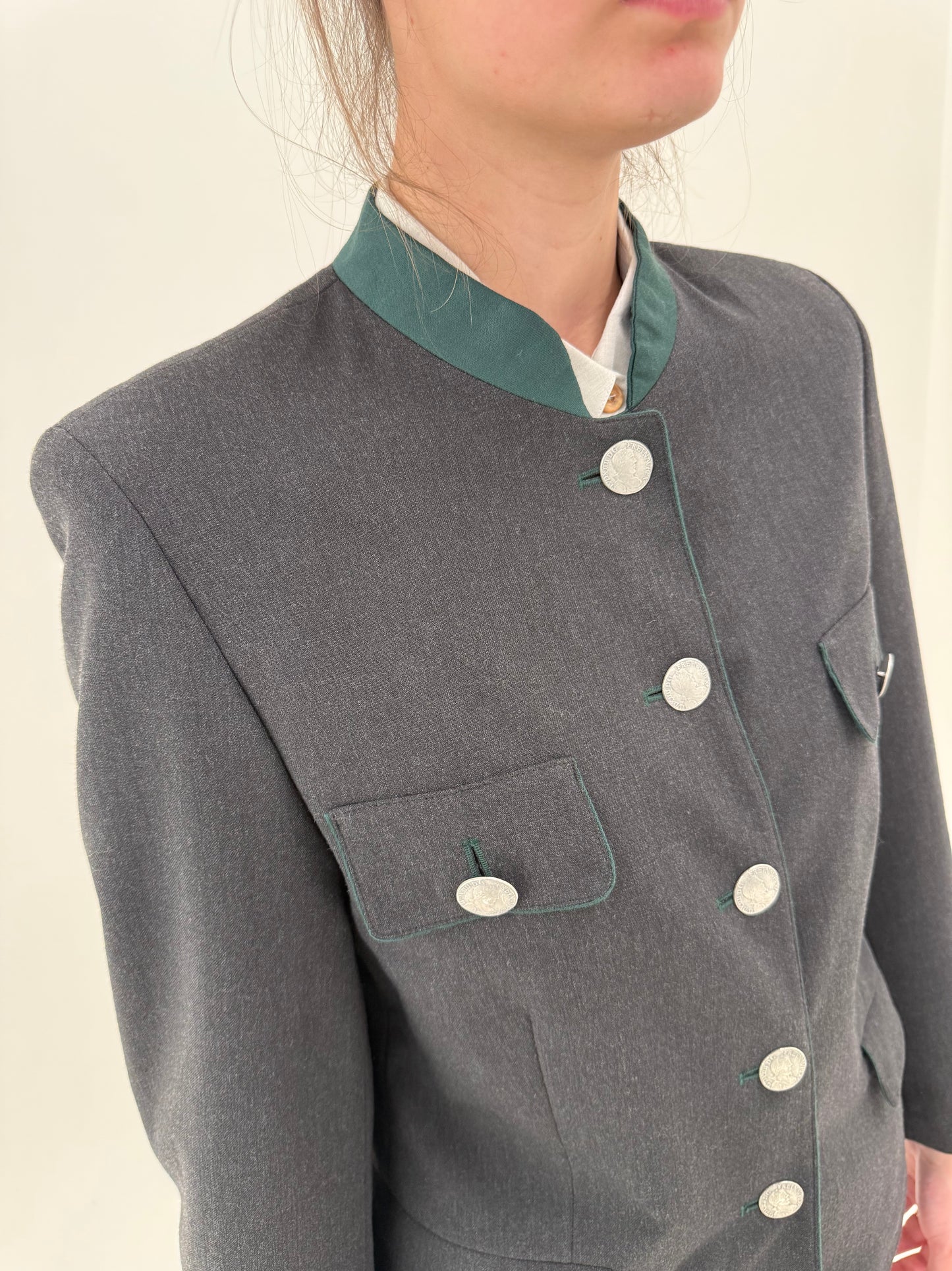 Sacou vintage cu influențe soft army foarte în trend și nasturi metalici argintii