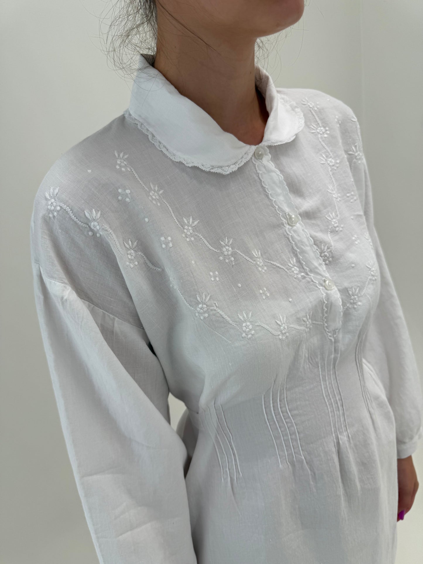 Rochie vintage din in moale excepțional cu broderie manuală reglabilă