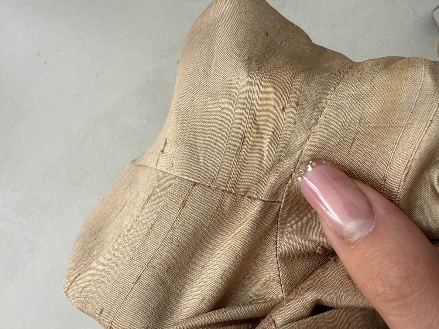 Costum camel din mătase naturală dupioni cu sacou cambrat și pantaloni drepți