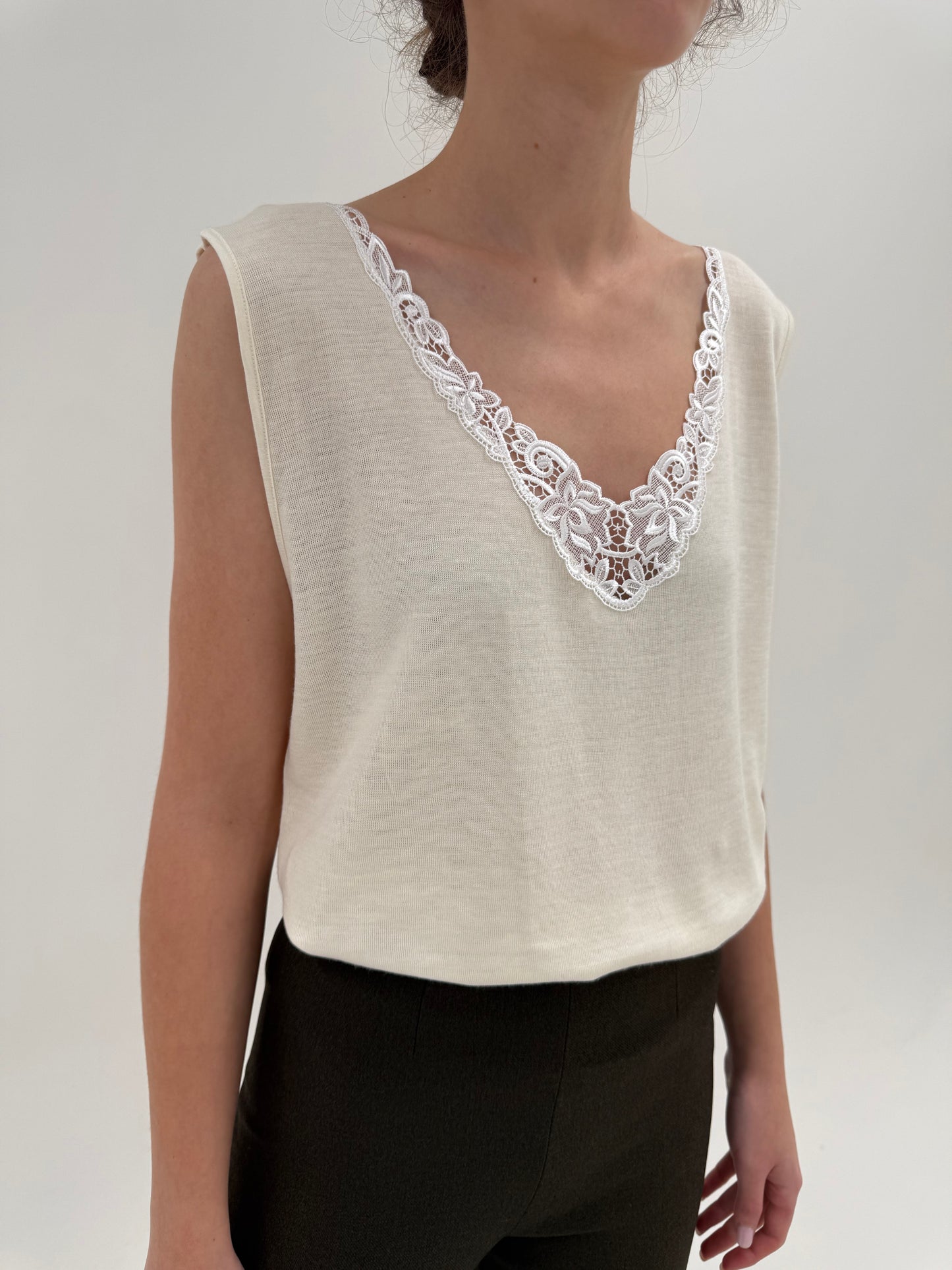 Top italian din lana extrafina irestringibila și dantelă