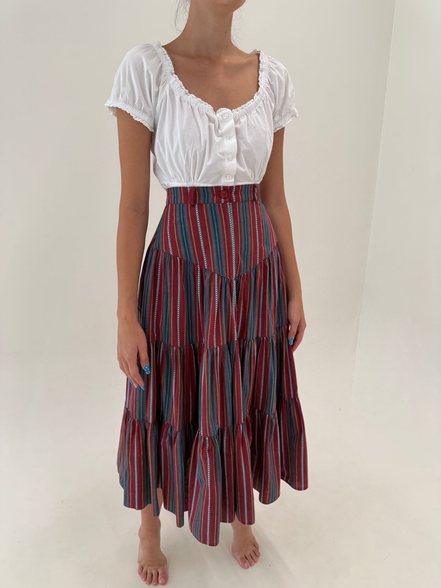 Fustă vintage maxi burgundy cu jeans blue cu talie ultra marcată din canvas