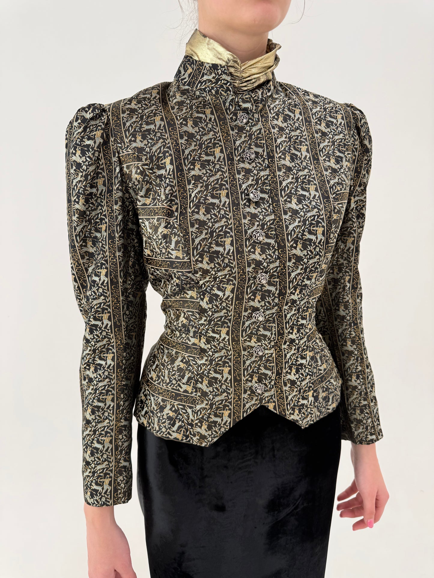 Sacou ultra cambrat din brocart de mătase naturală cu umeri ușor bufanți