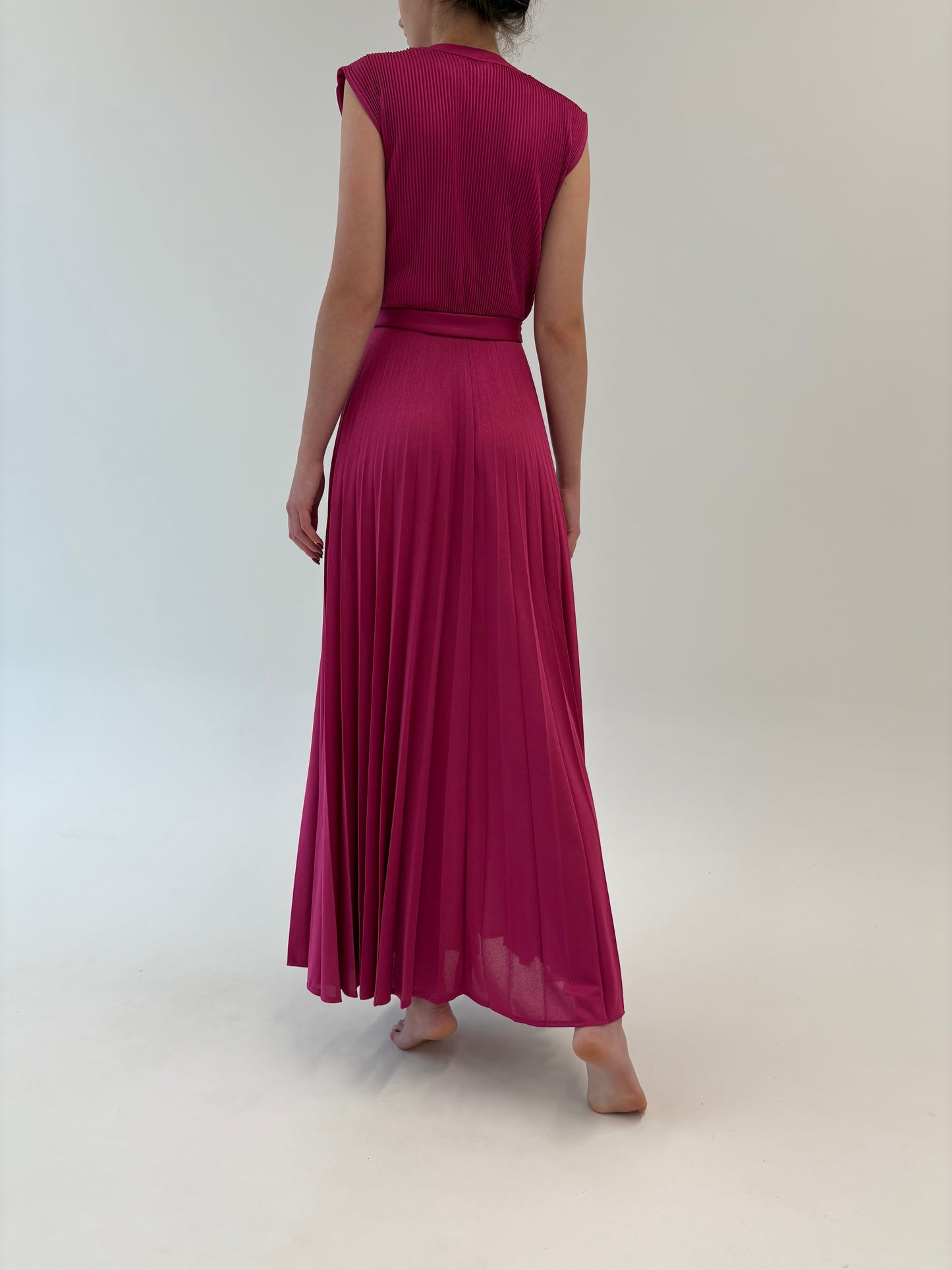 Rochie maxi fucsia tall cu fustă plisată și talie ultra înaltă marcată reglabilă