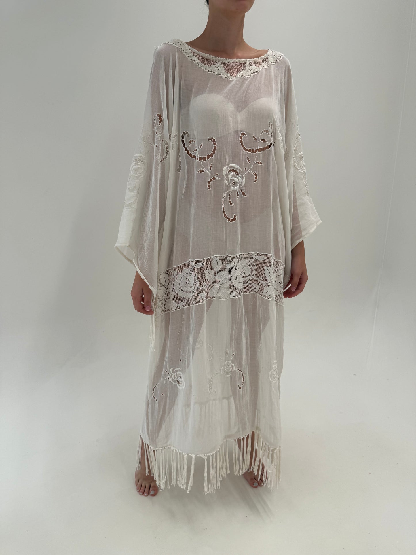 Kaftan de plajă bijuterie din cea mai fină pânză de bumbac cu broderie manuală și franjuri