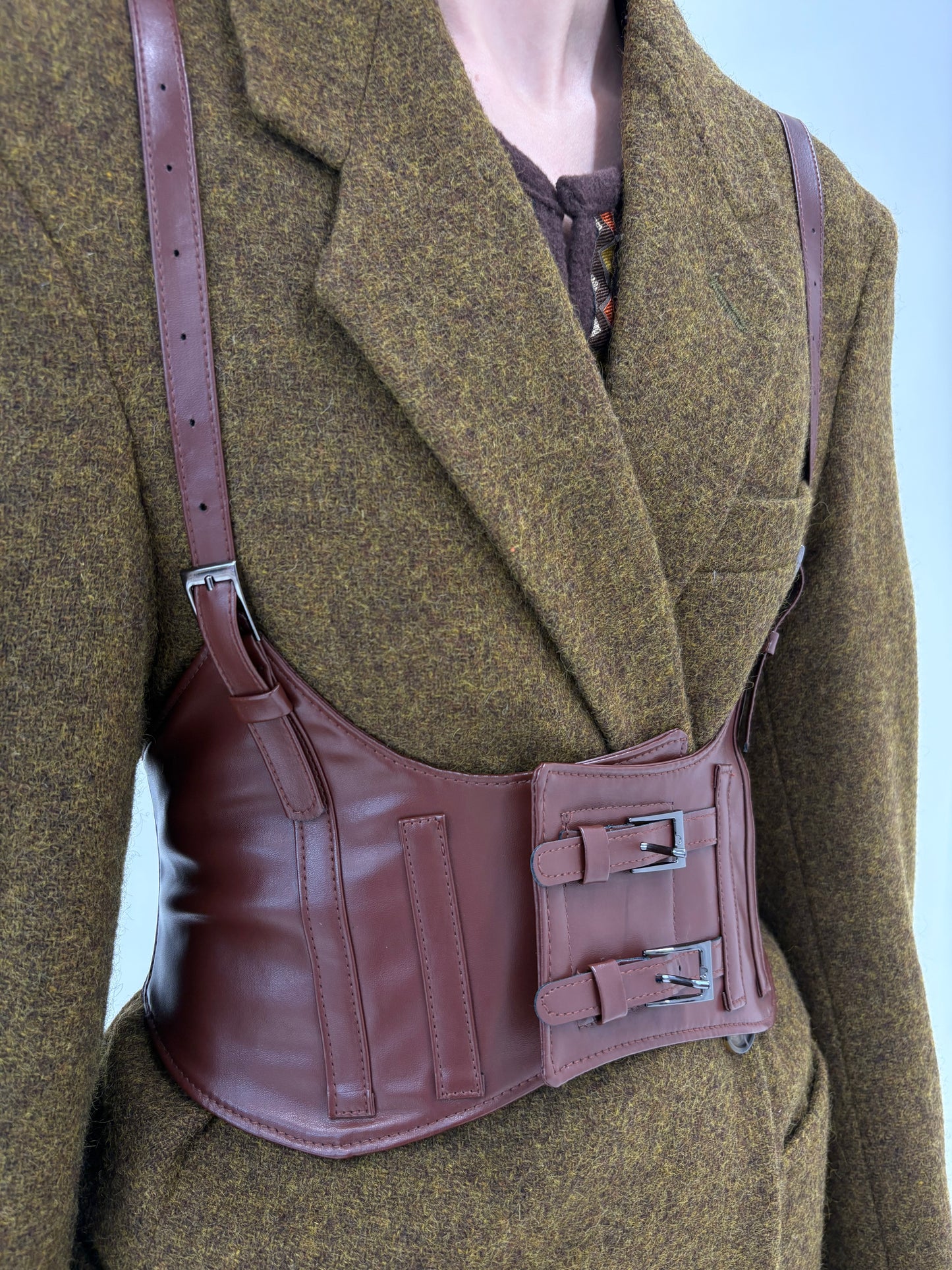 Brâu chocolate brown cu bretele reglabile și spate elastic