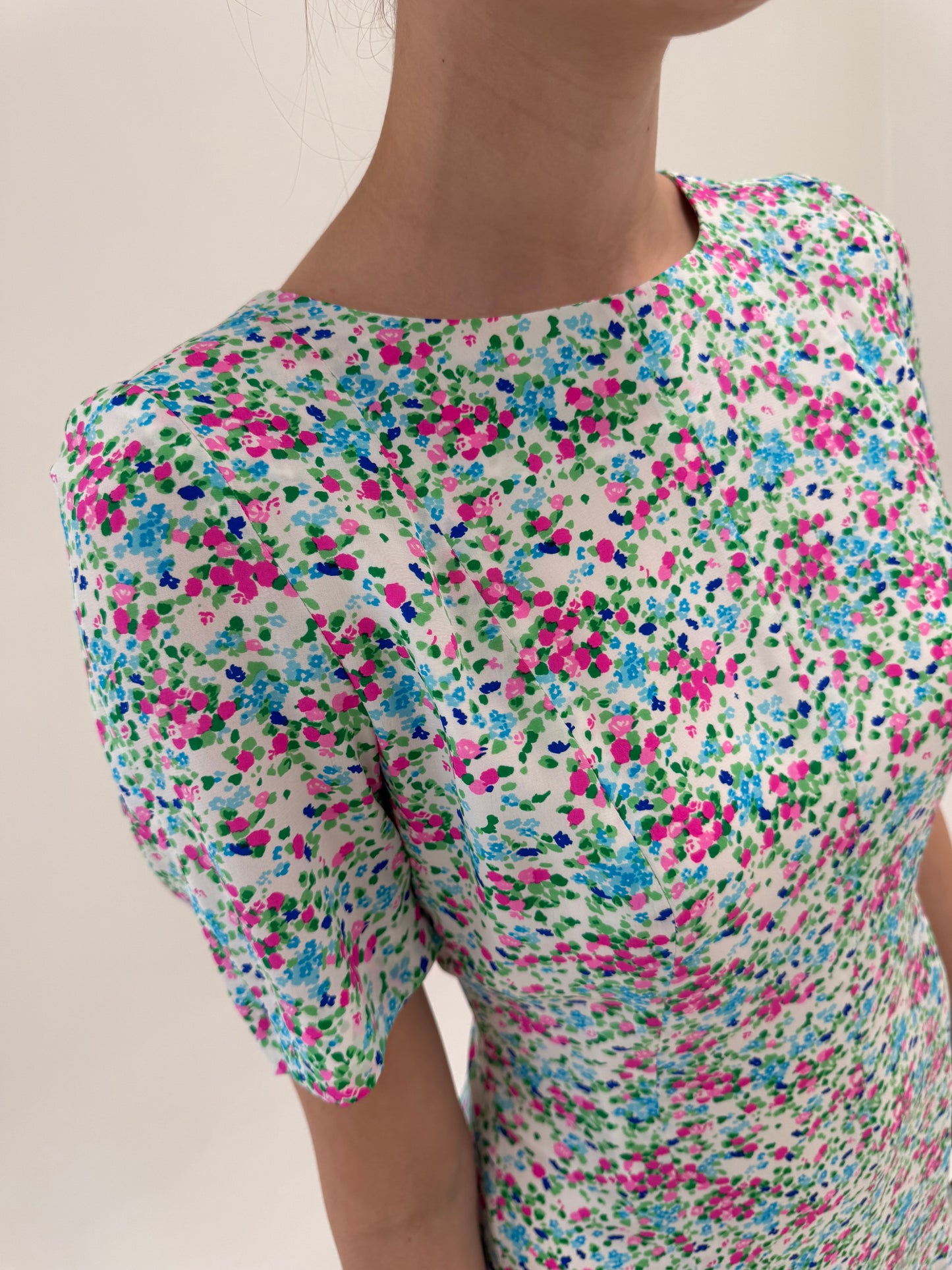 Rochie din mătase naturală cu print floral superb și talie ușor marcată