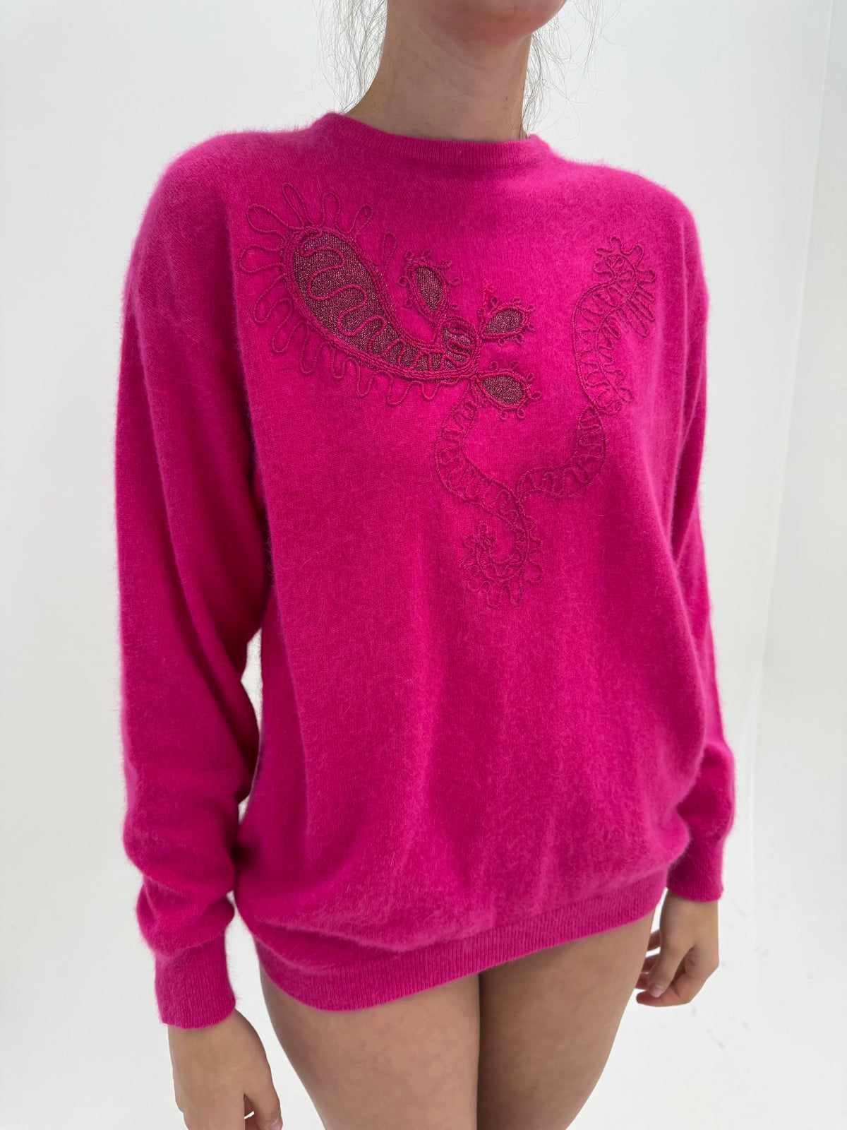Pulover vintage fucsia italian cu broderie din lana extrafina și Angora