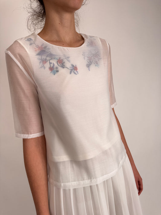 Top cu broderie în croi chic minimalist