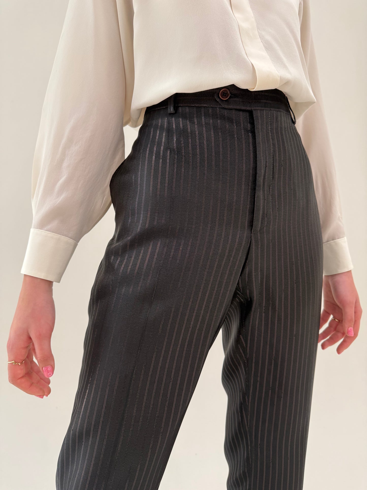 Costum de brand luxury italian prețios  perlat cu dungi fine verticale cool brown