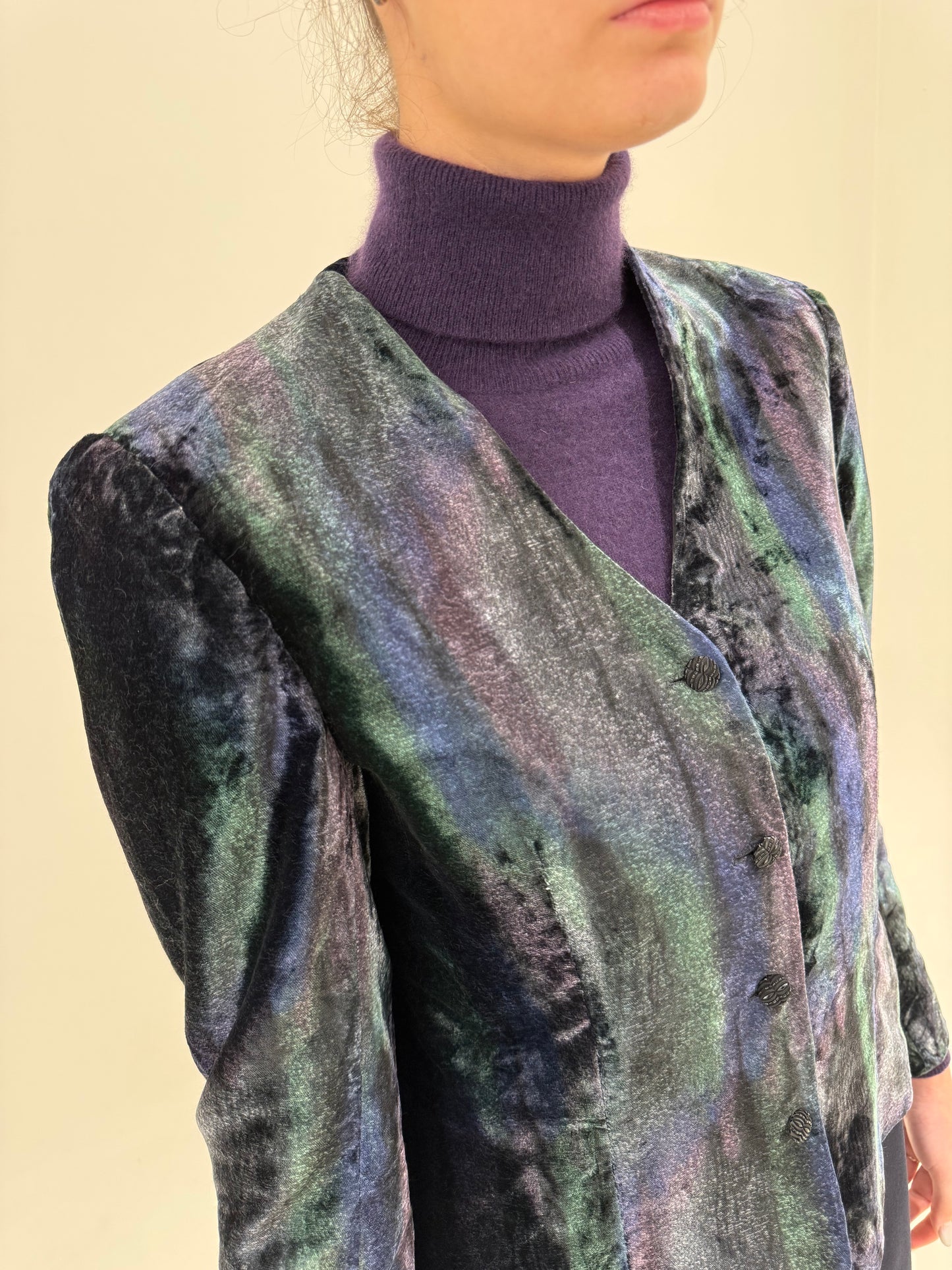 Sacou elegant în croi minimalist ușor cambrat din catifea de la zi la seară