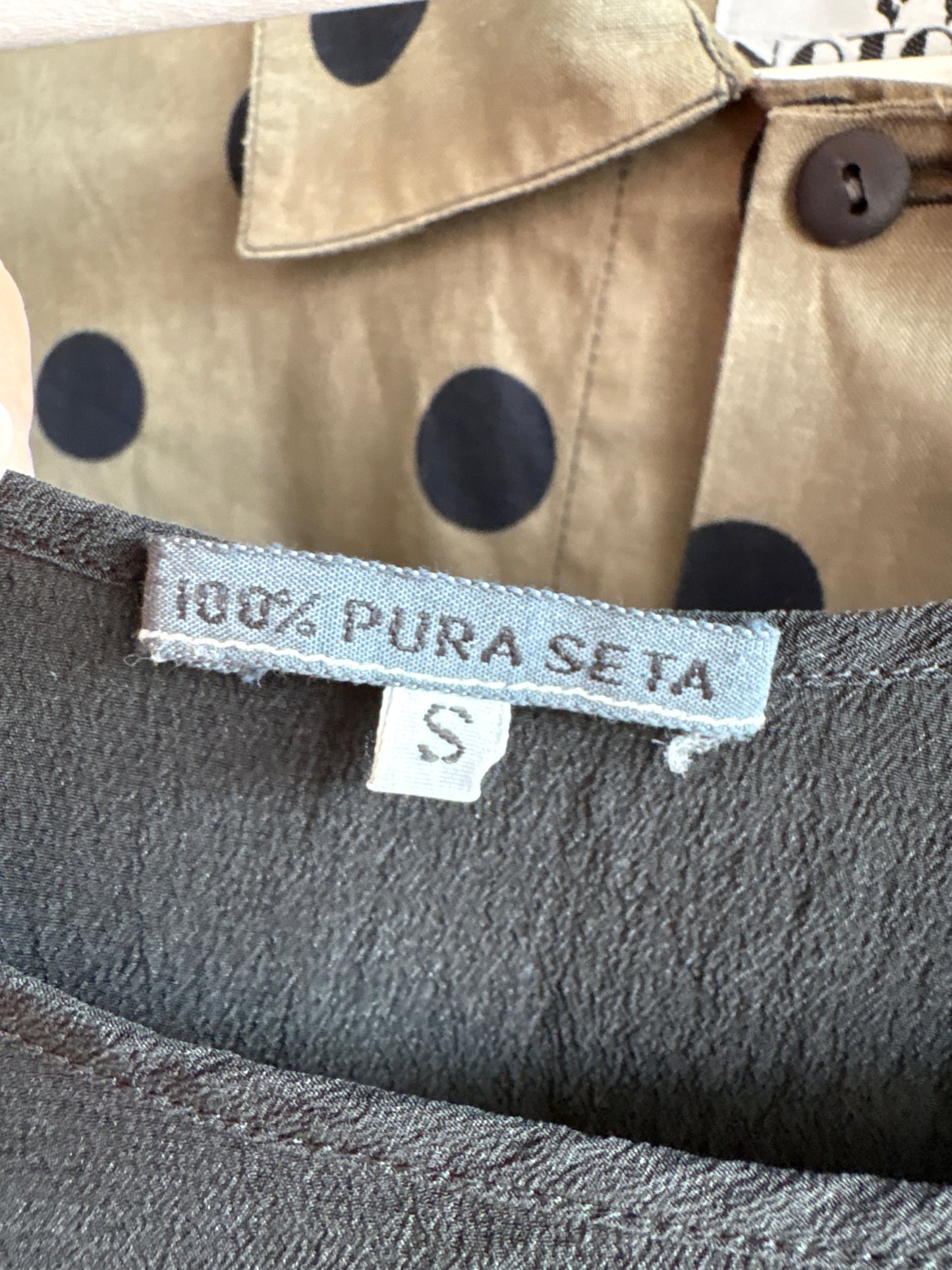 Top negru din mătase naturală în croi minimalist