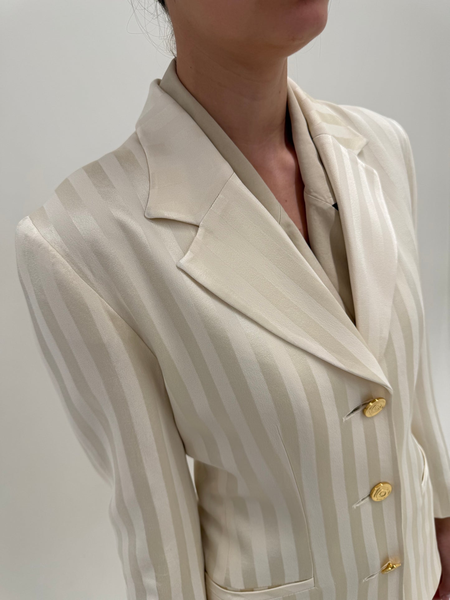 Sacou de brand luxury Couture Gai Mattiolo butter white în dungi și nasturi metalici aurii