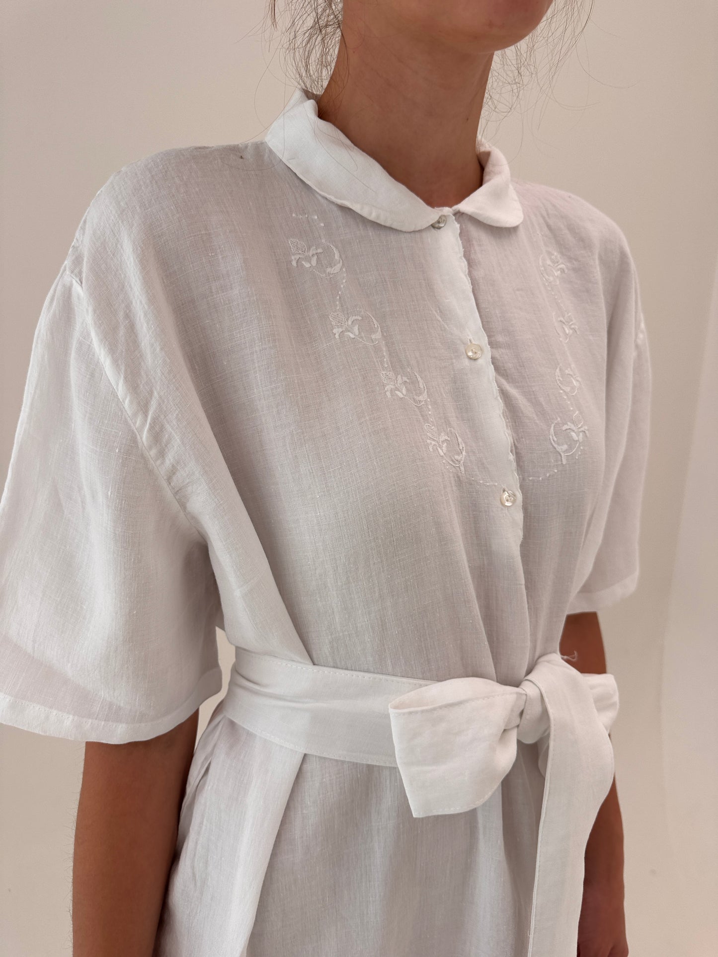 Rochie maxi tall cu broderie manuală delicată pe gust și tiv din in excepțional