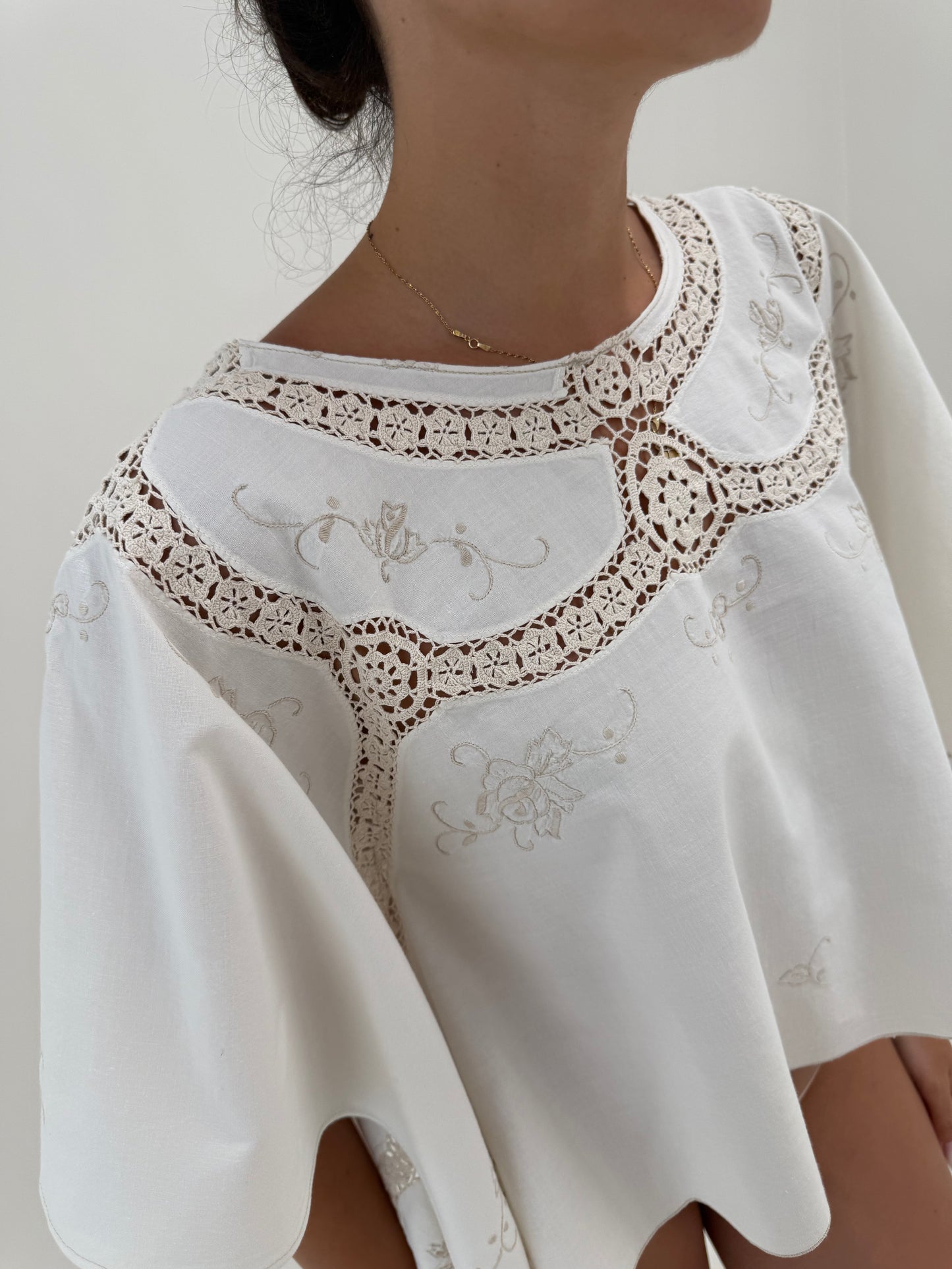 Tunica spectaculoasă bijuterie cu broderie manuală și macrame lucrat manual