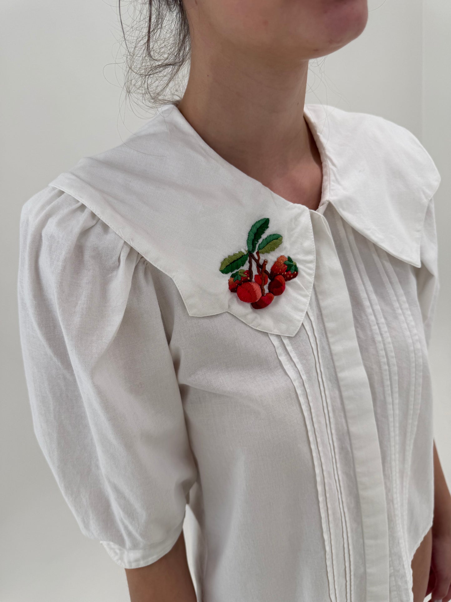 Cămașa vinatge din pânză cu broderie și guler supradimensionat
