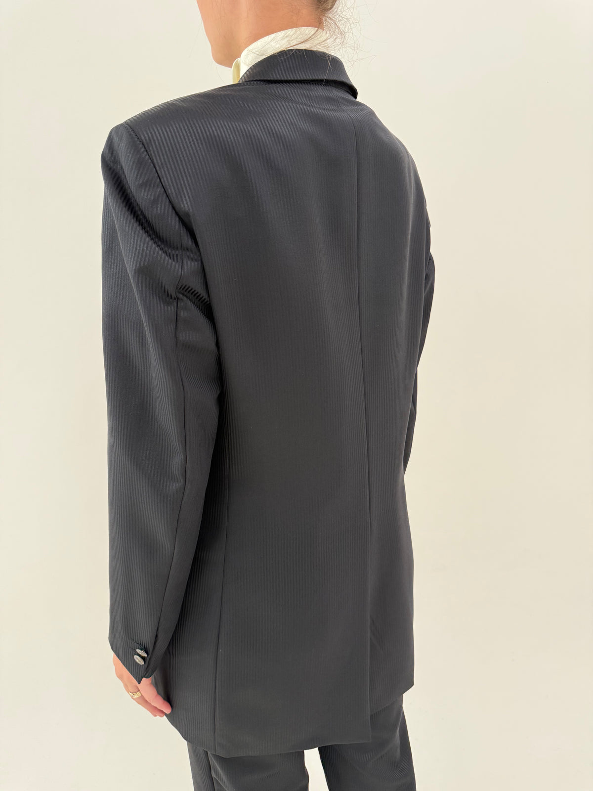 Costum negru de brand luxury Pal Zileri din stofă de lana și mătase naturală texturat cu dungi