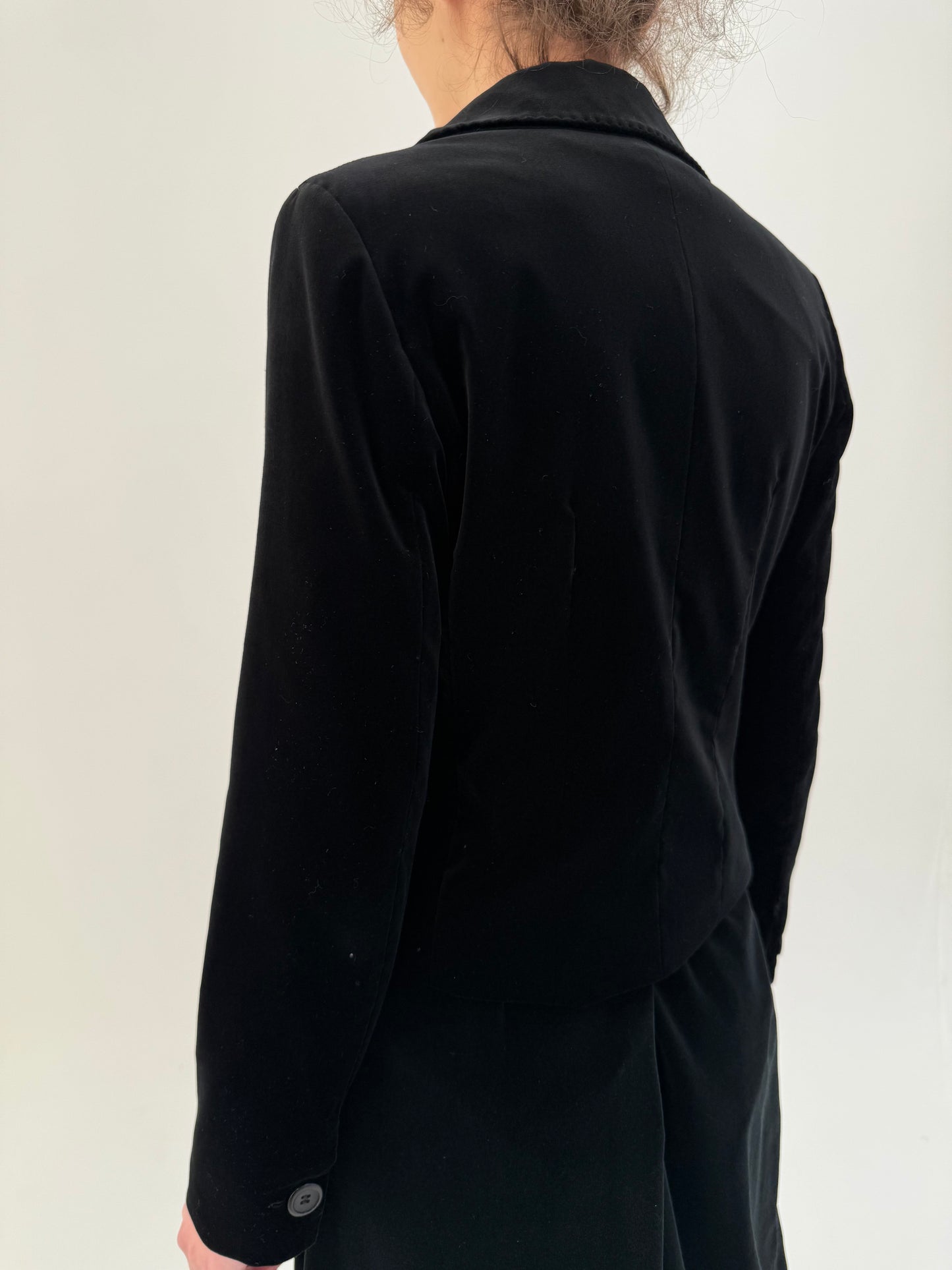 Sacou Max Mara negru cambrat din catifea cu revere rotunjite