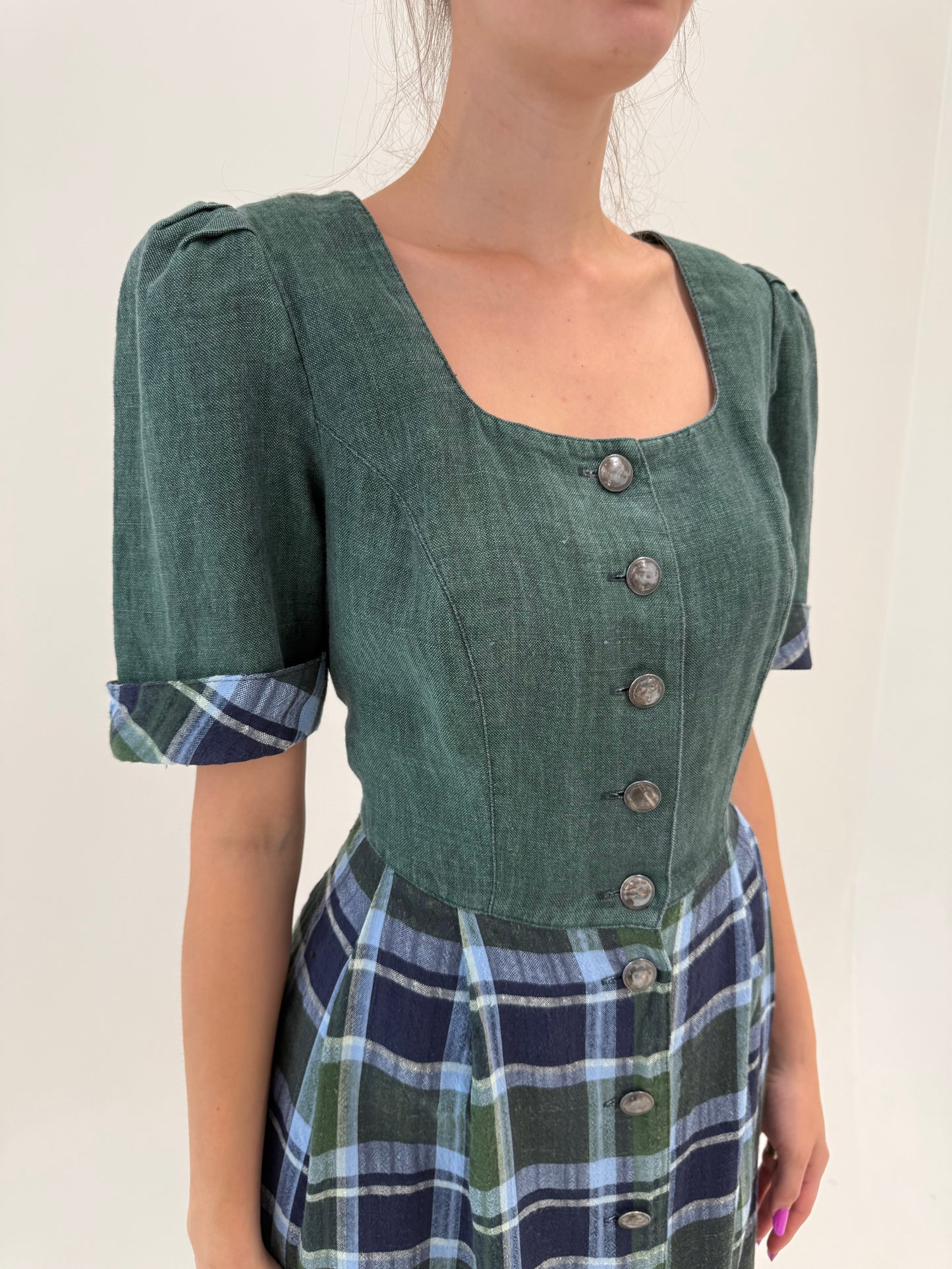 Rochie vintage cu corsaj în combinație clasică de culori din pânză de in cu buzunare