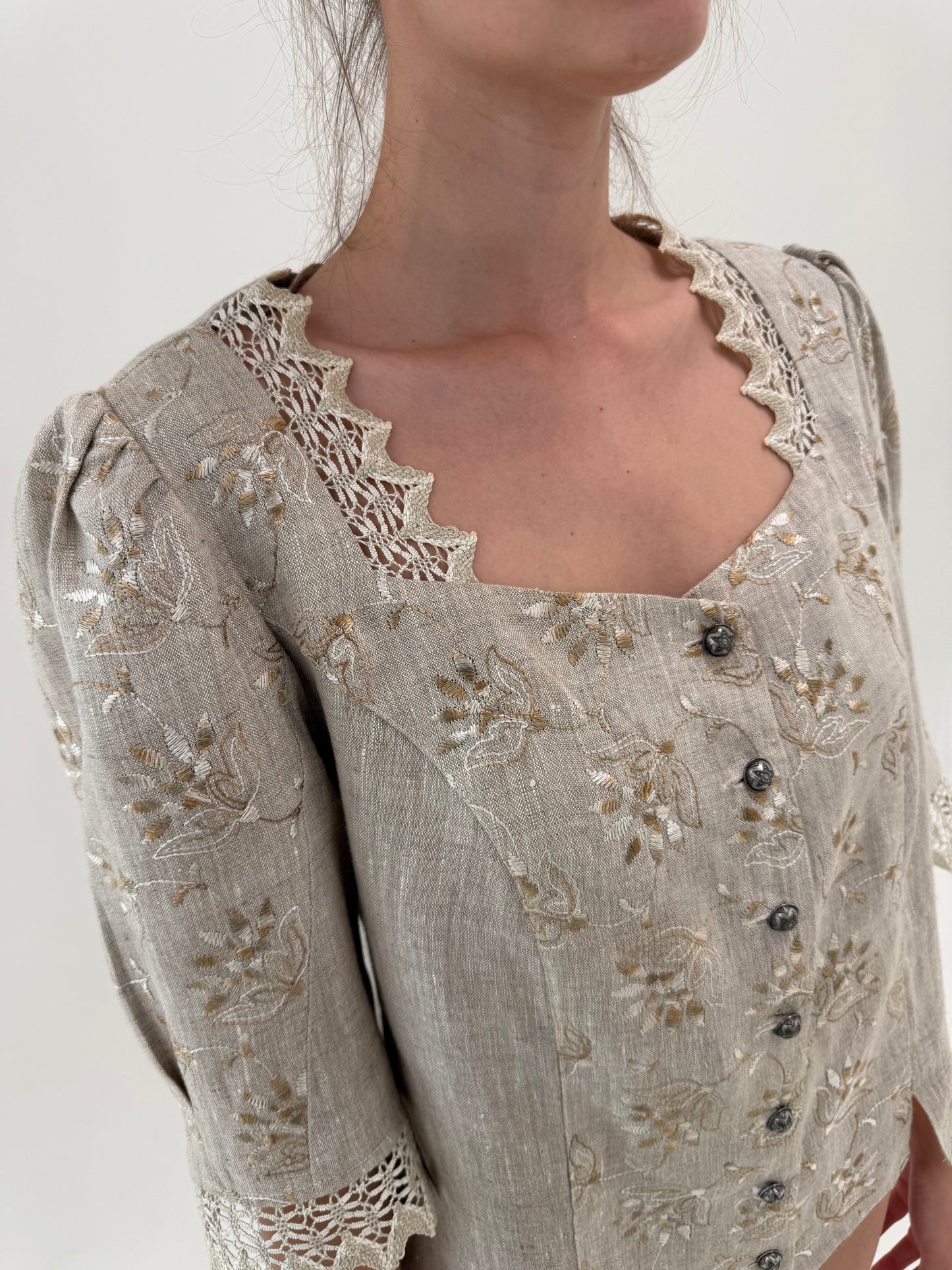 Corsaj vintage din pânză de in cu broderie și inserții macrame