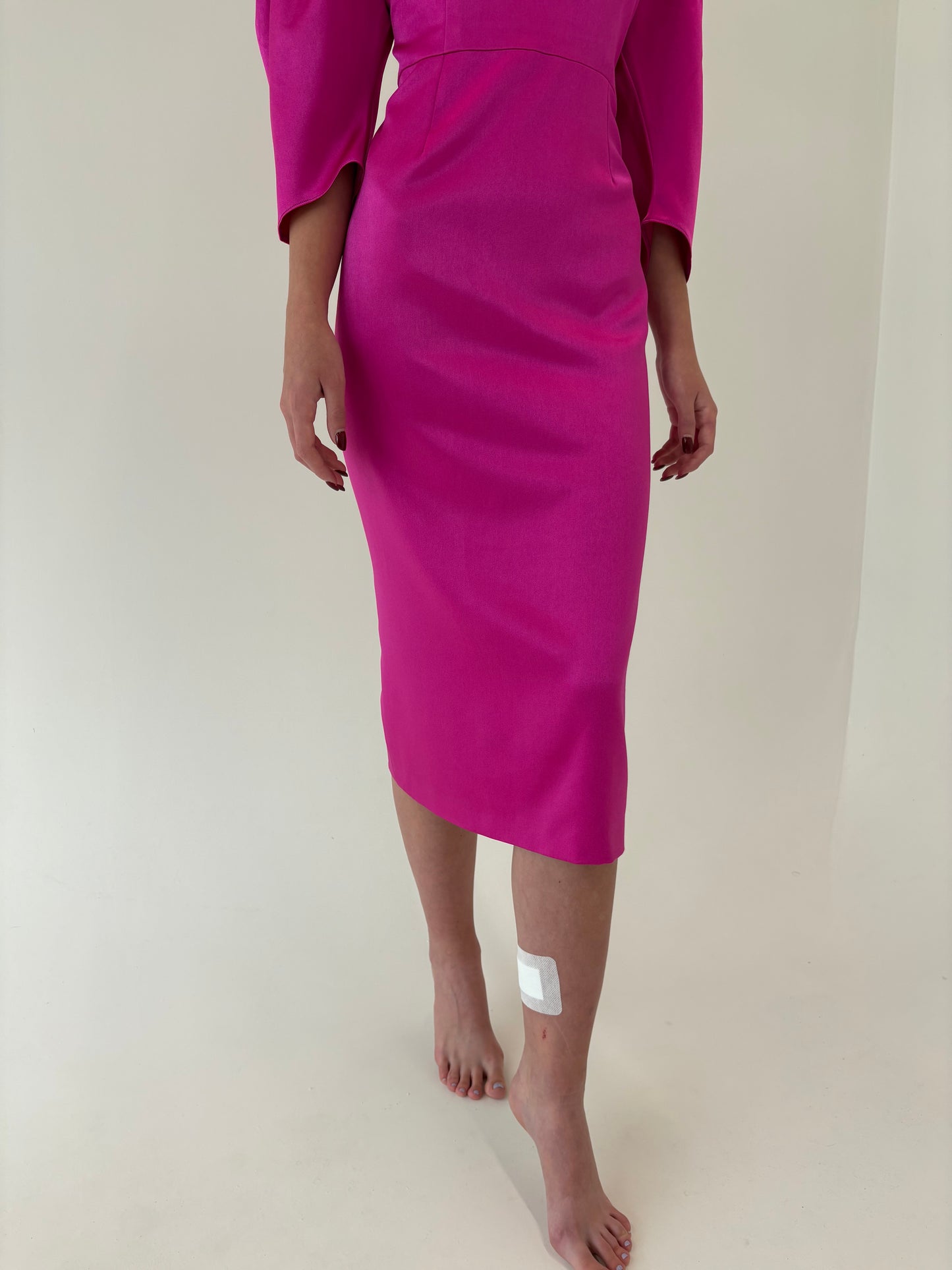 Rochie fucsia satinata de ocazie cu umeri accentuați