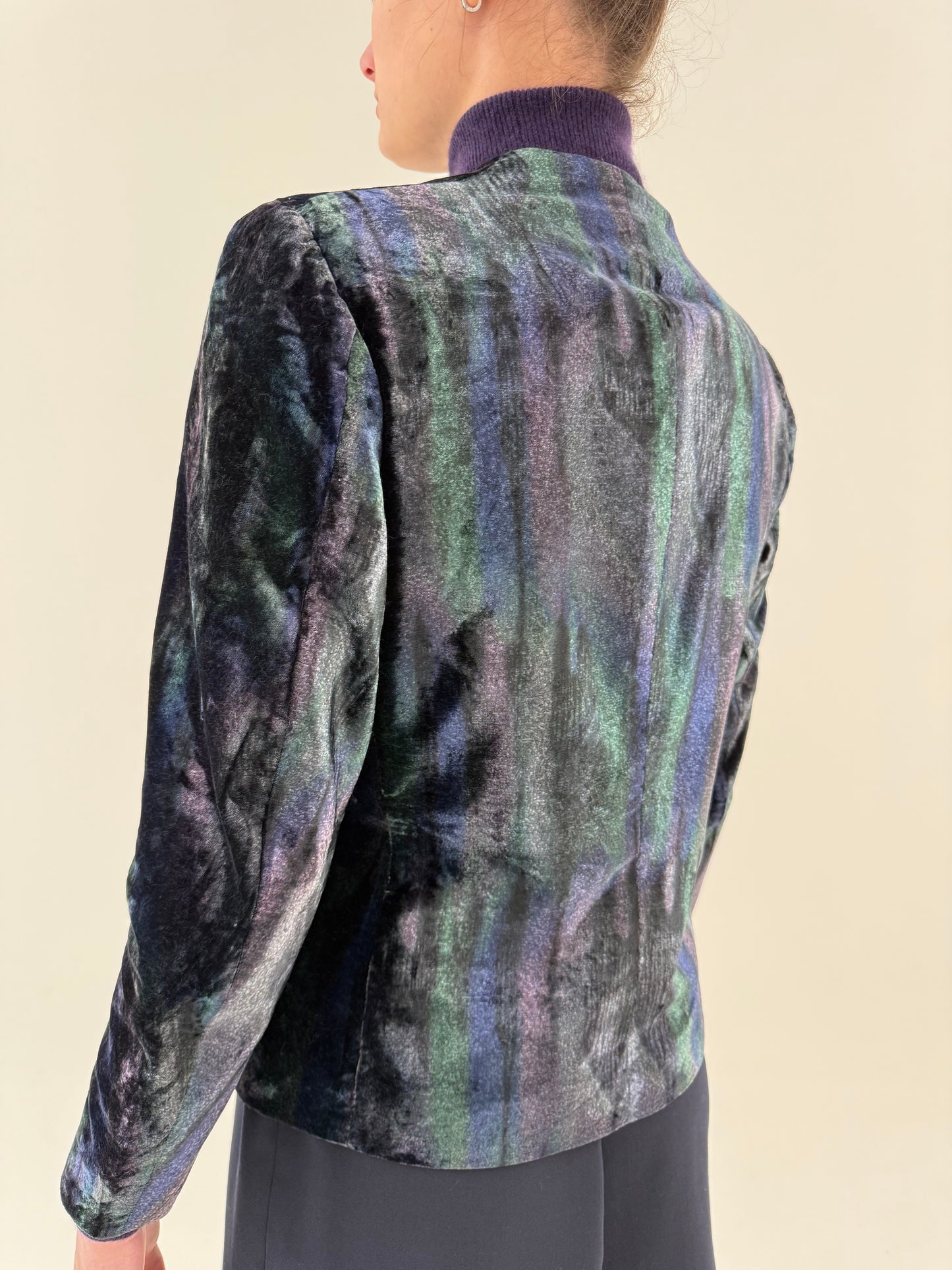 Sacou elegant în croi minimalist ușor cambrat din catifea de la zi la seară