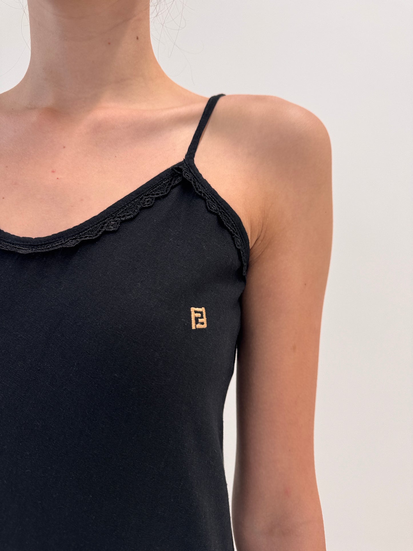 LBD maxi Fendi din pânză de in în croi minimalist cu volan supradimensionat
