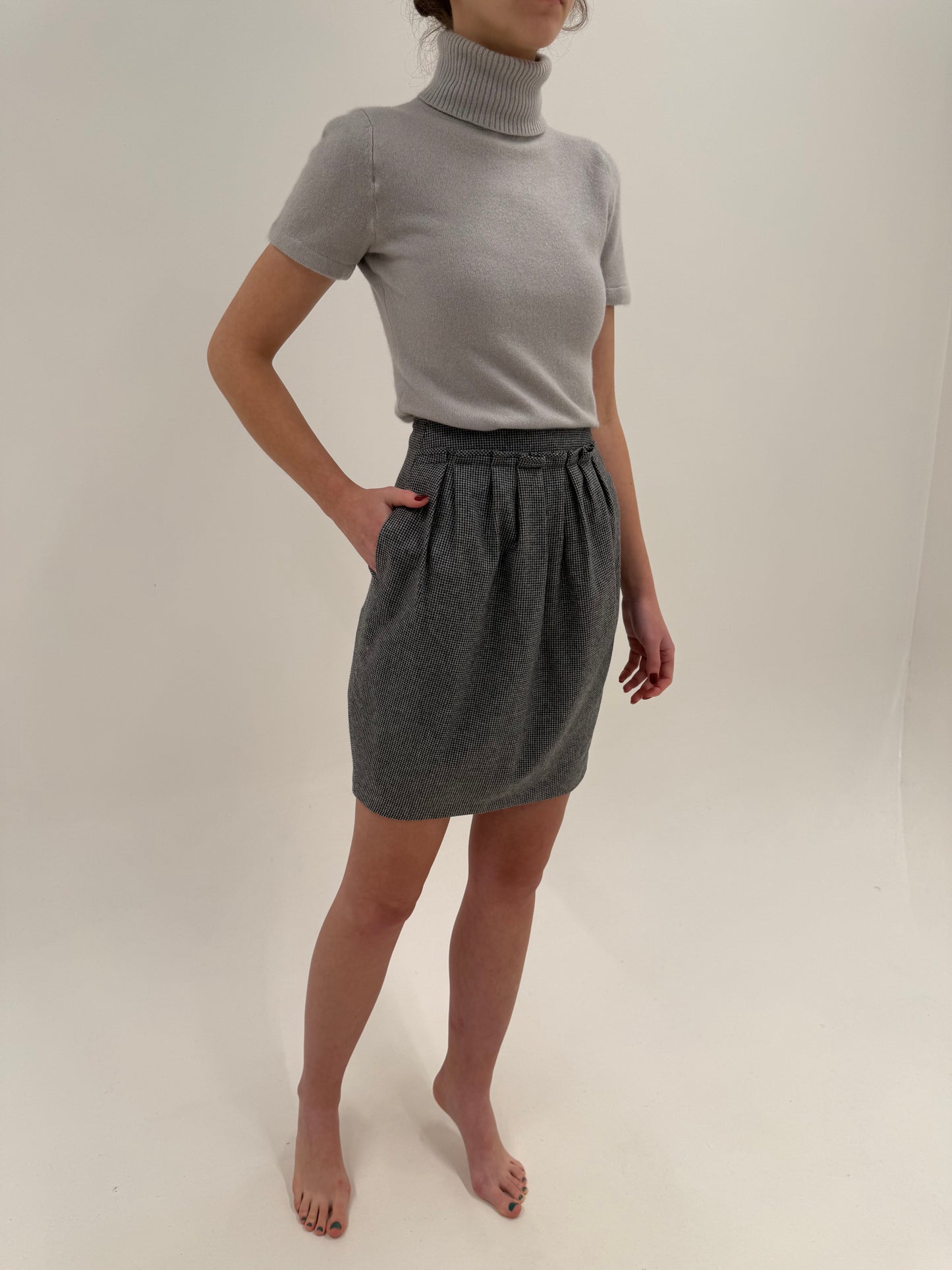 Fustă Hugo Boss din lana extrafina plină în croi volumizat