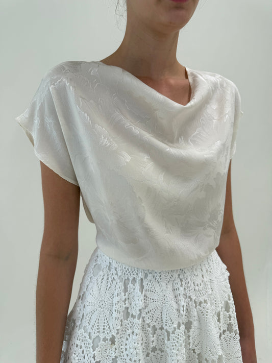 Top în croi minimalist din mătase natură texturată delicat