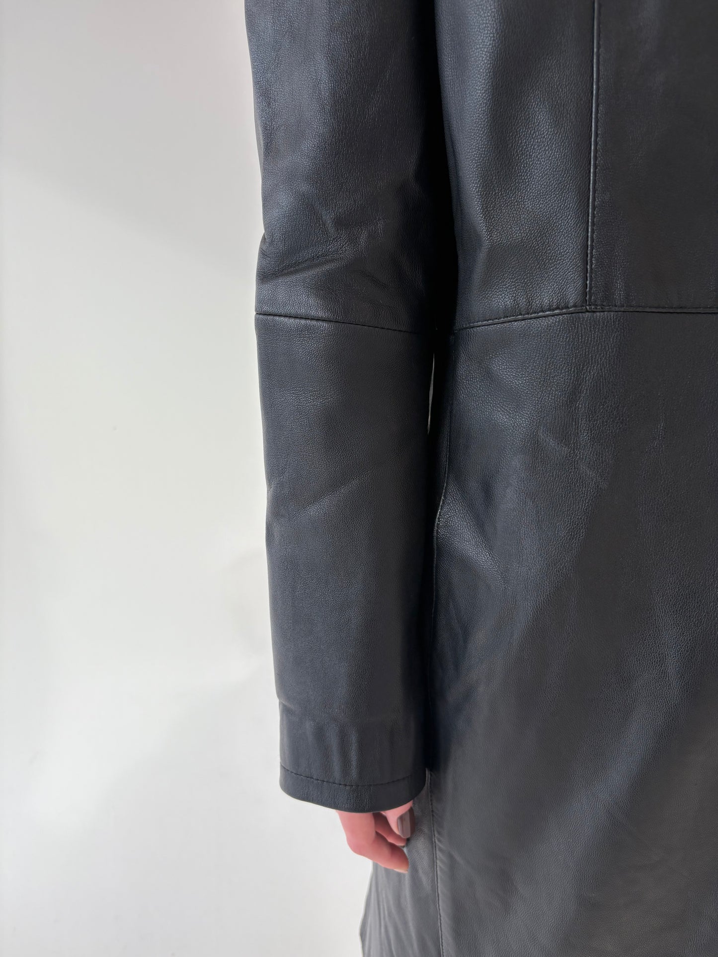 Trench tall negru în croi ușor cambrat din piele naturală moale