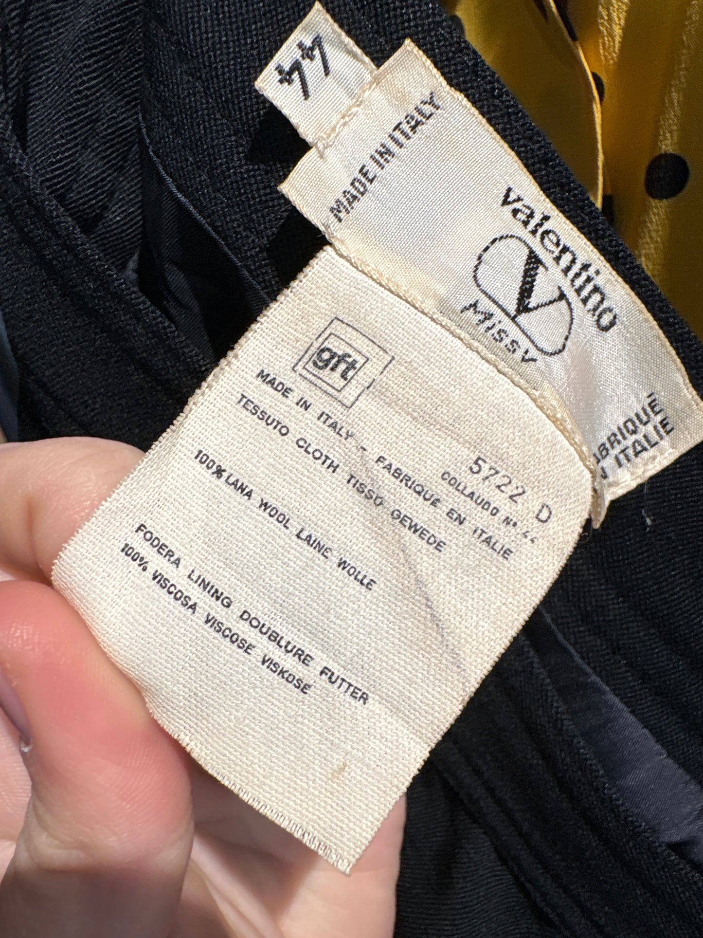 Fusta neagră Valentino cu talie ultra înaltă marcată și pense