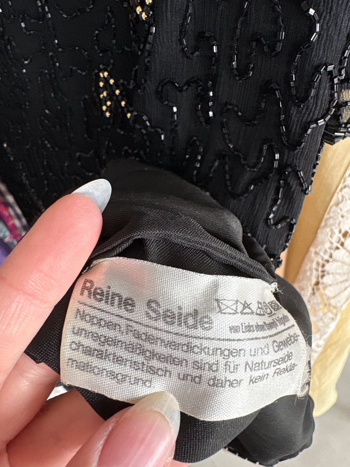 Top vintage bijuterie din mătase naturală cu aplicații manuale negre și colorate
