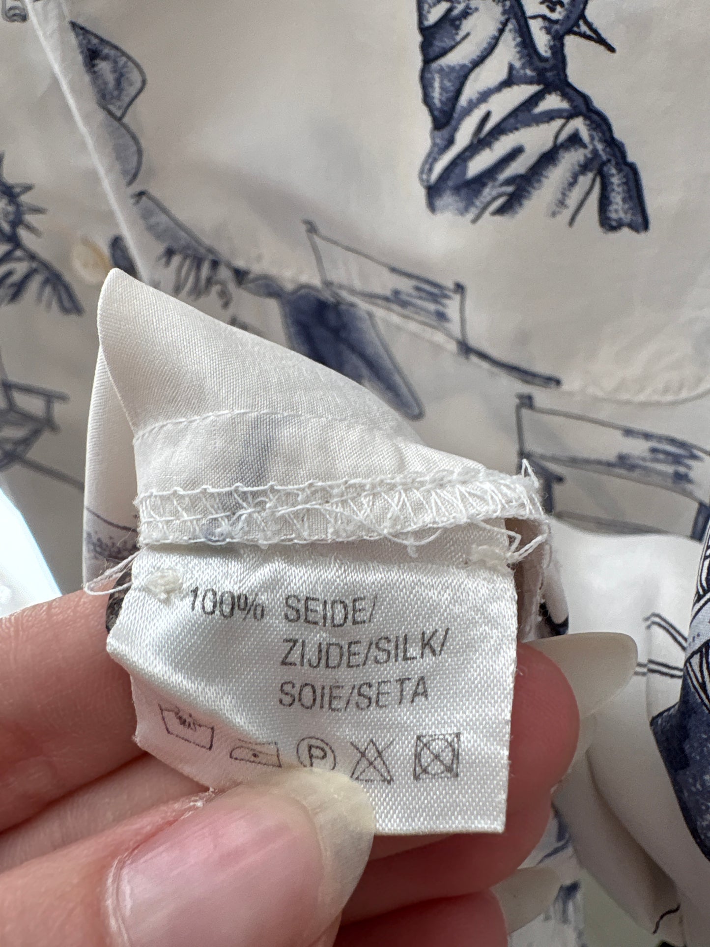 Cămașa din mătase naturală cu print Navy în croi lejer și influențe casual