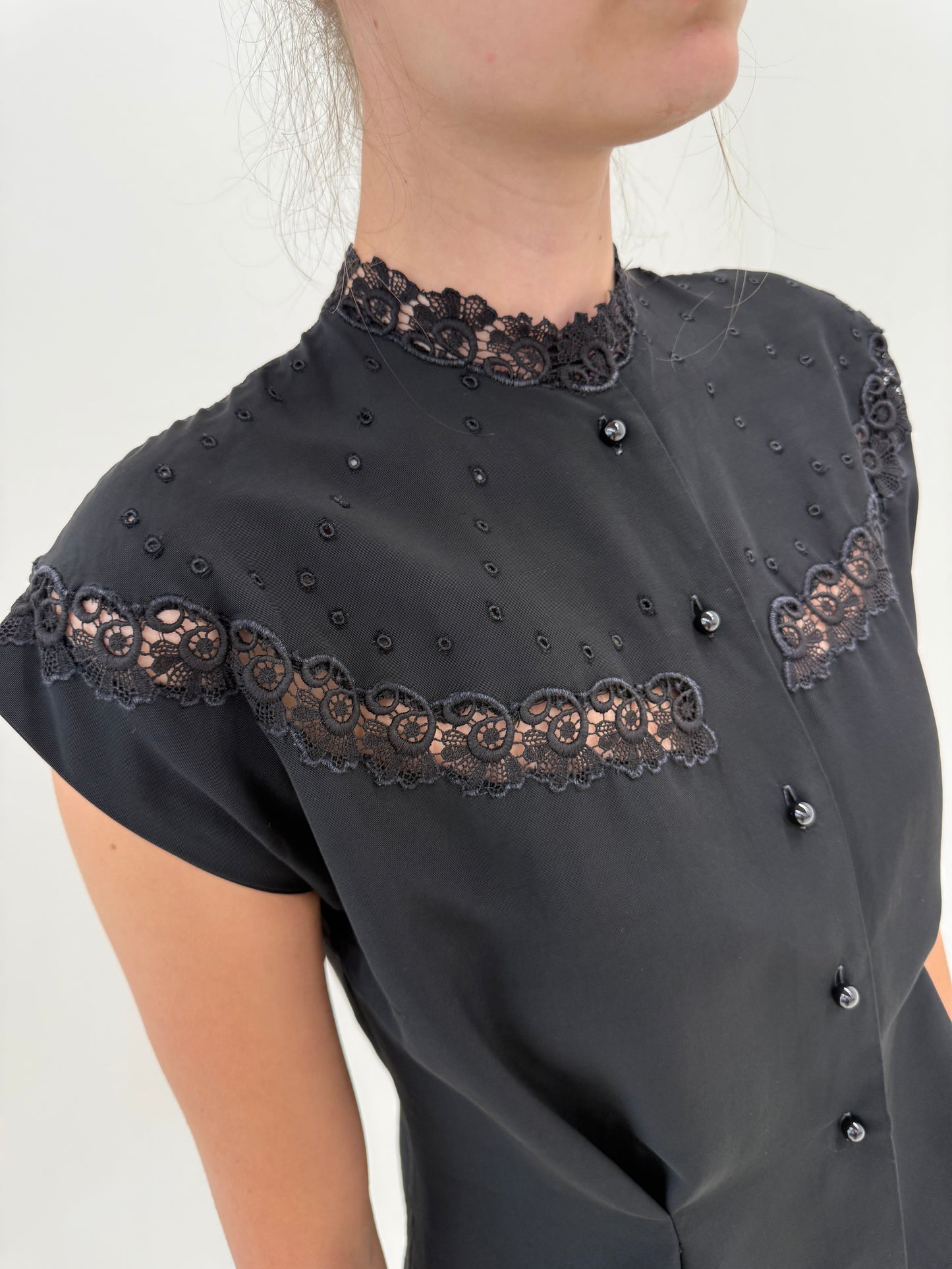 Camasa vintage din faille în croi cambrat și inserții de macrame