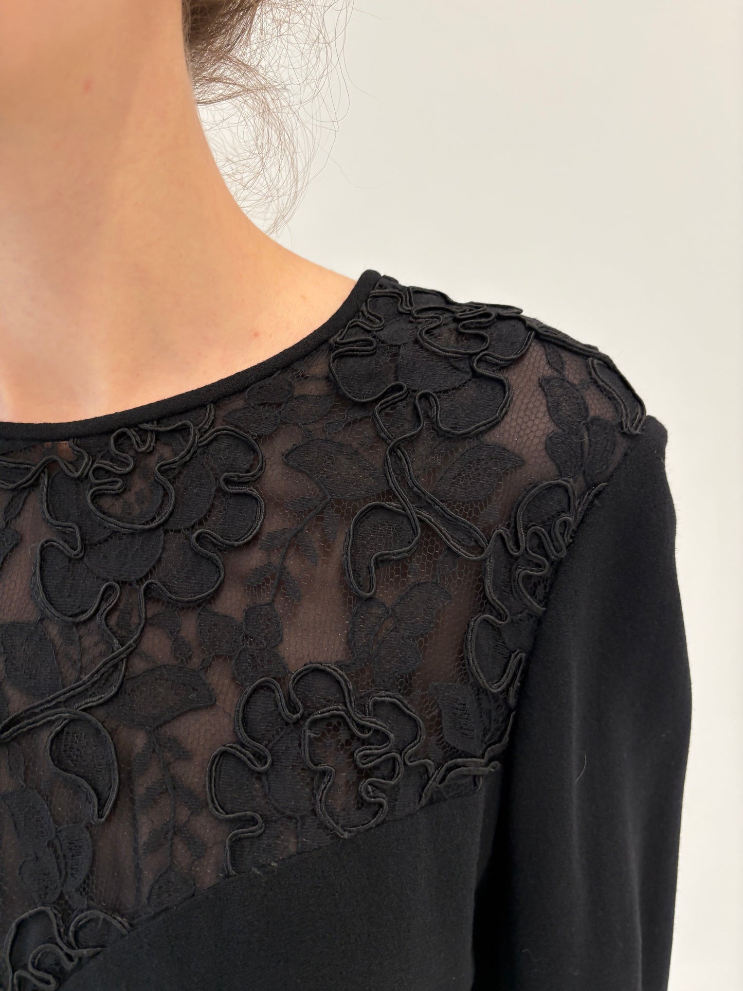 LBD vintage din stofă extrafina de lana cu inserții de dantelă