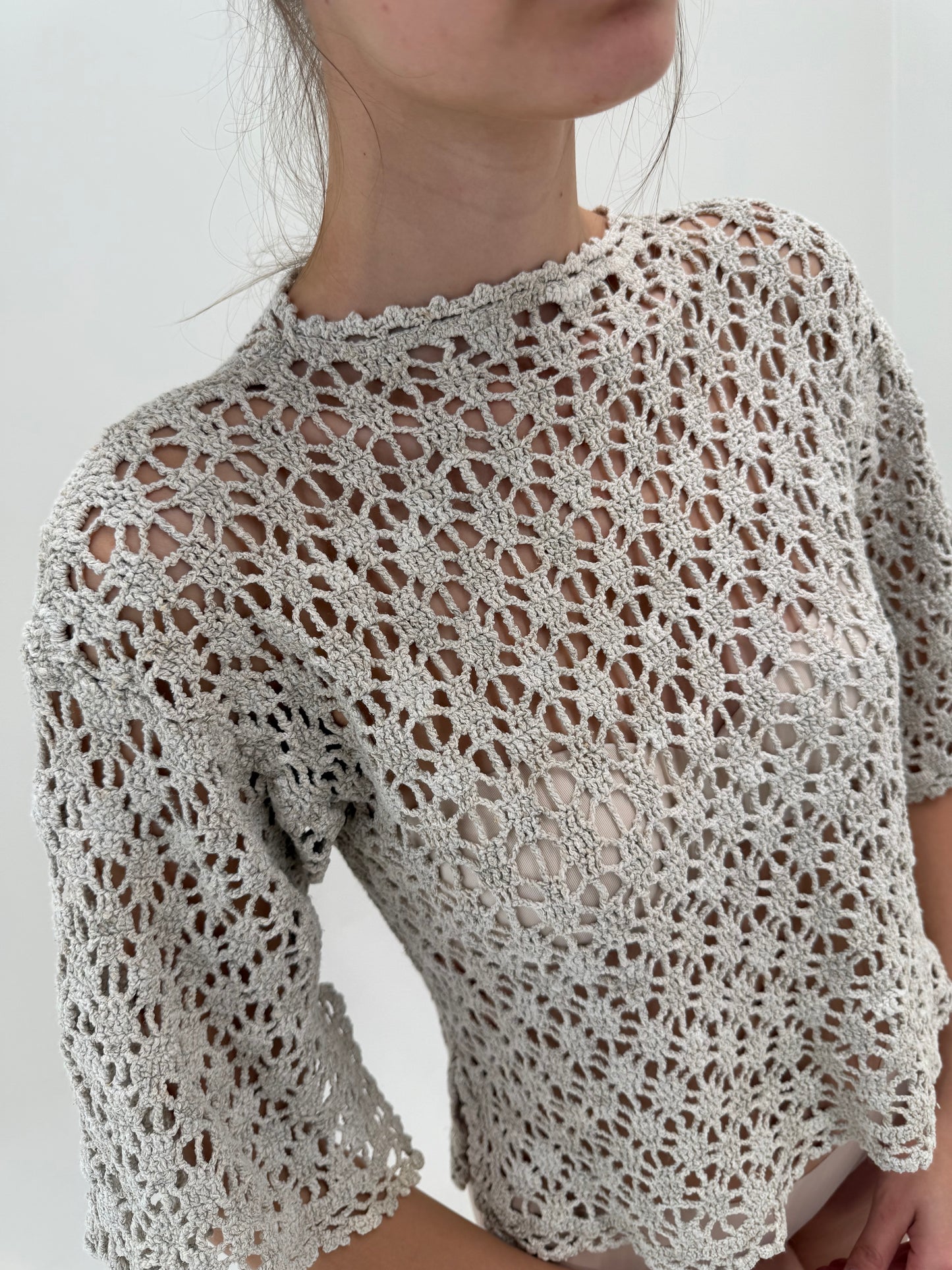 Top ultra chic din macrame lucrat manual în croi ușor cambrat