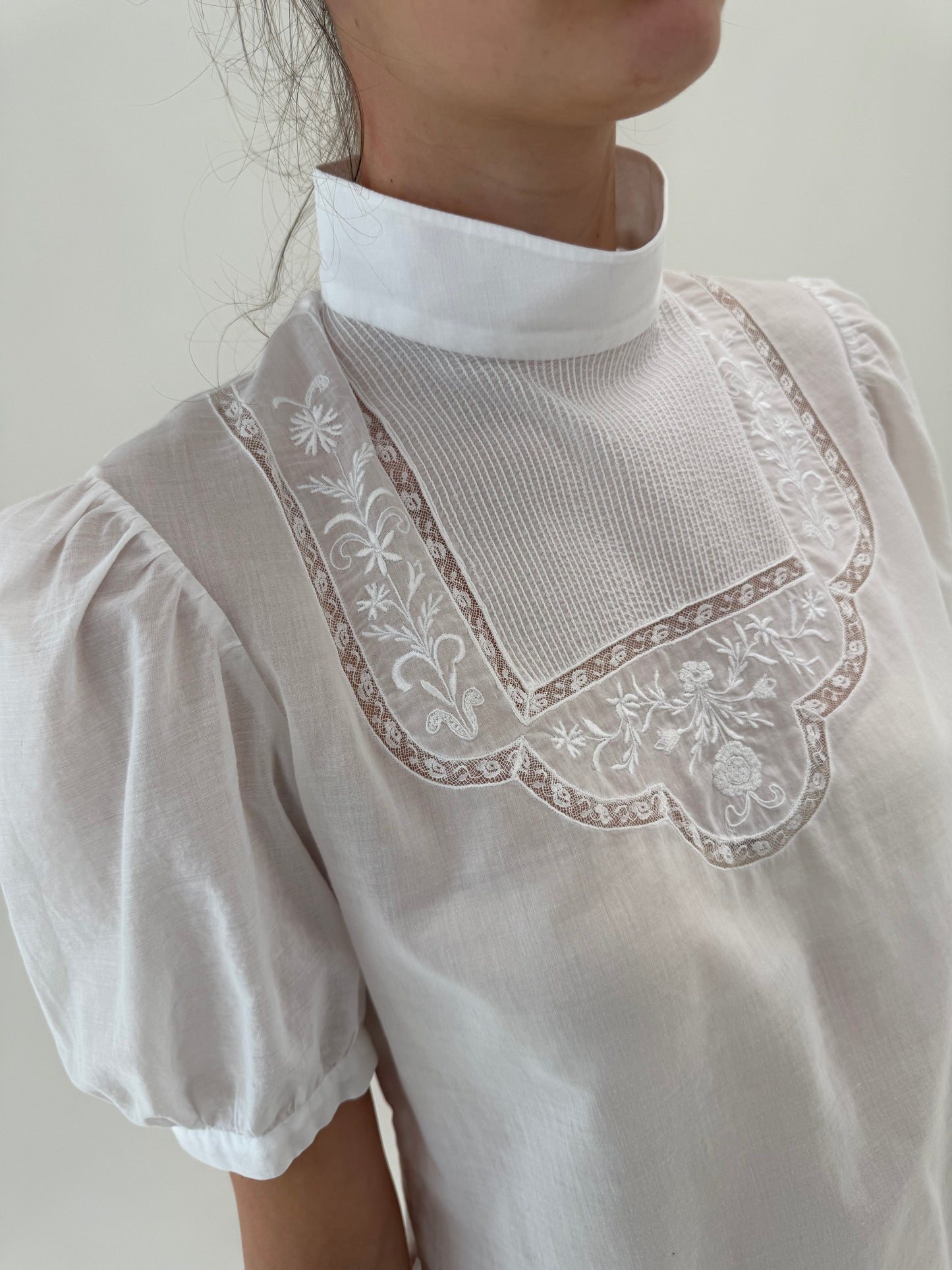 Top vintage excepțional cu broderie,  dantelă delicată și umeri bufanți