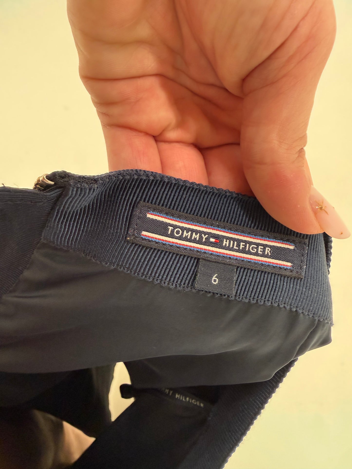 Fustă Navy Tommy Hilfiger din stofita lightweight de sezon cald