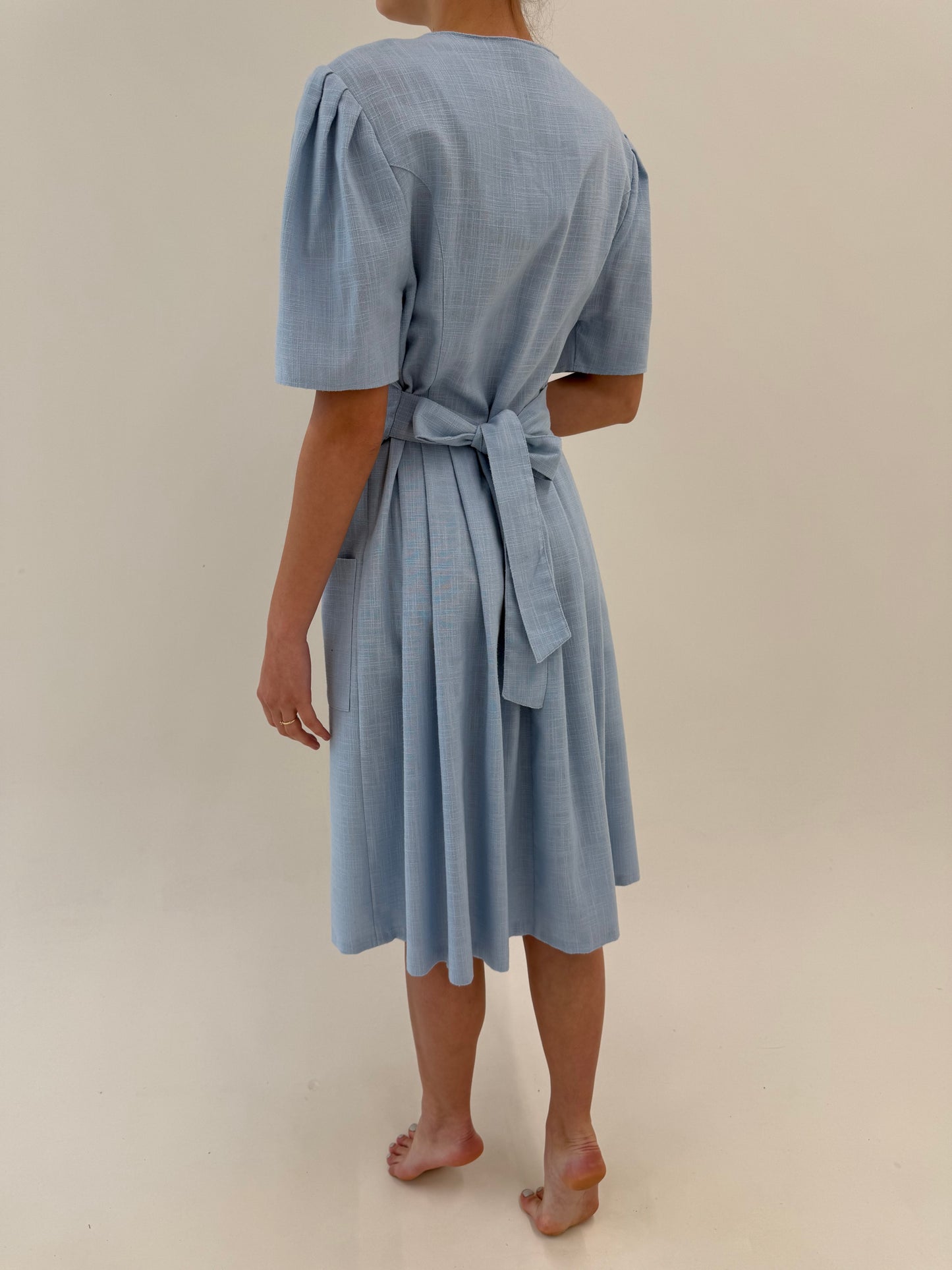 Rochie vintage baby blue din pânză de in cu talie ultra marcată reglabilă