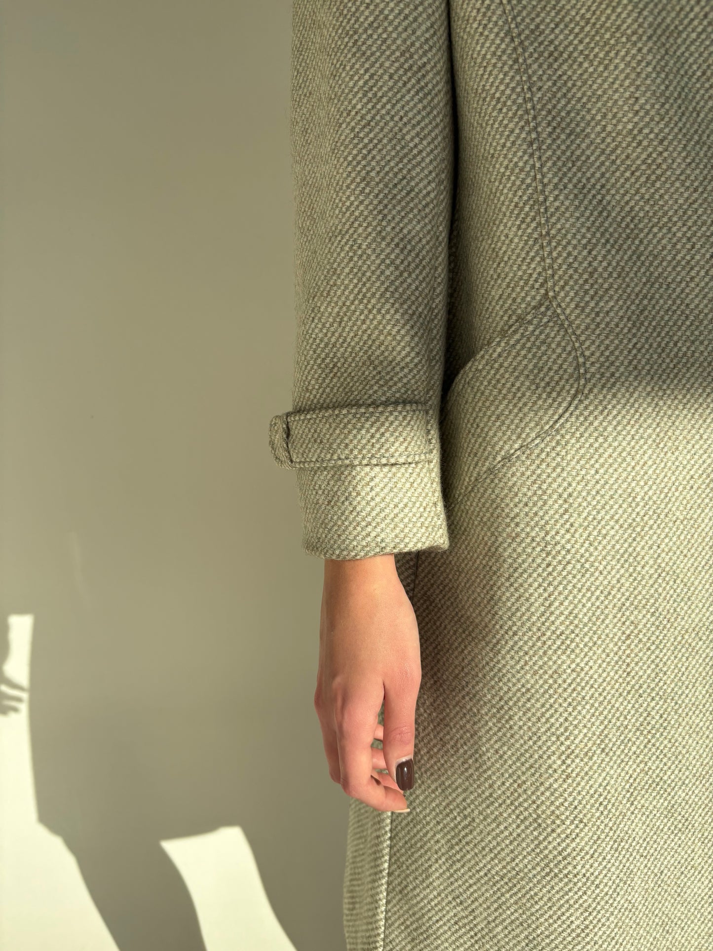 Palton old vintage anii 70 din twill gros de lana în nuanțe de nude