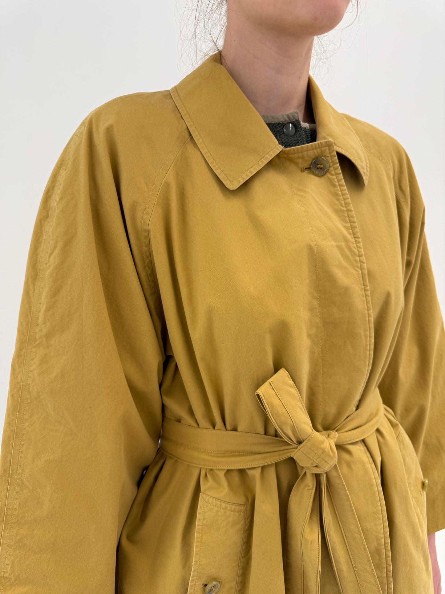 Trench vintage Burberry în croi clasic cu talie reglabilă marcată