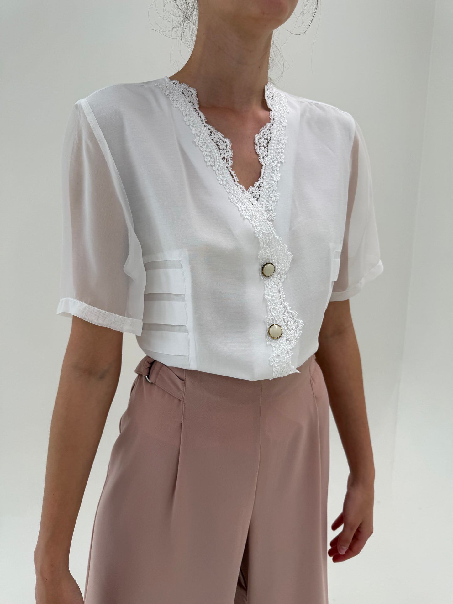 Cămașa elegantă din triplu voal cu dantelă macrame și nasturi bijuterie