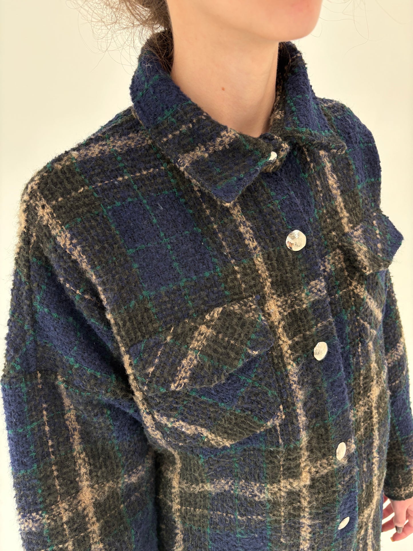 Pardesiu din boucle în combinație superbă de culori în stil cămașă oversized