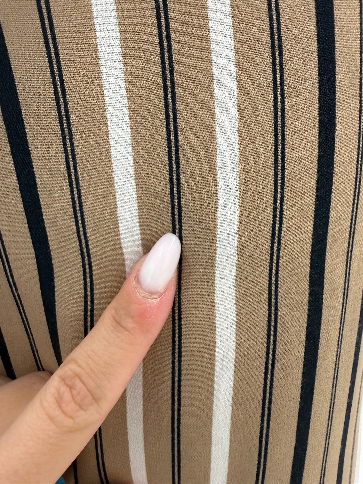 Pantaloni tall spre palazzo în dungi fine dark camel cu talie elastică