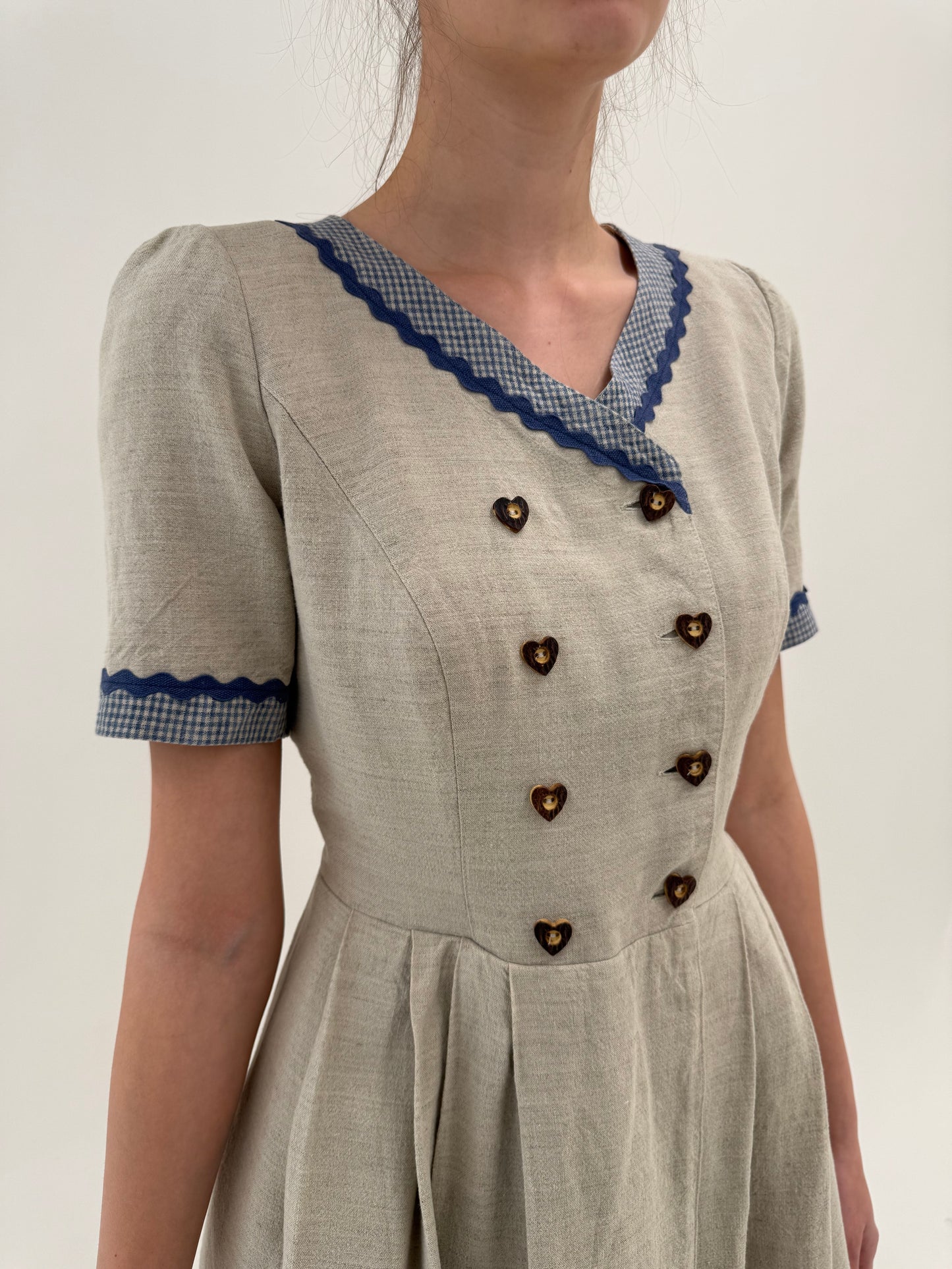 Rochie vintage din pânză grea de in cu corsaj și talie ultra marcată midi