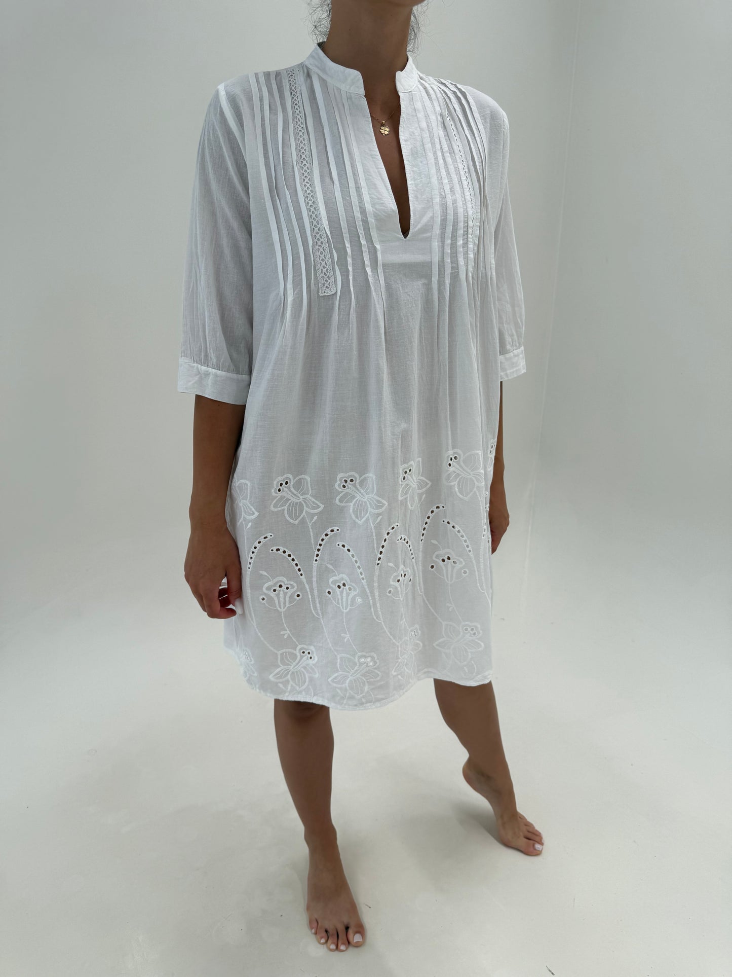 Rochie tip tunica în croi lejer din pânză moale de bumbac cu broderie anglaise