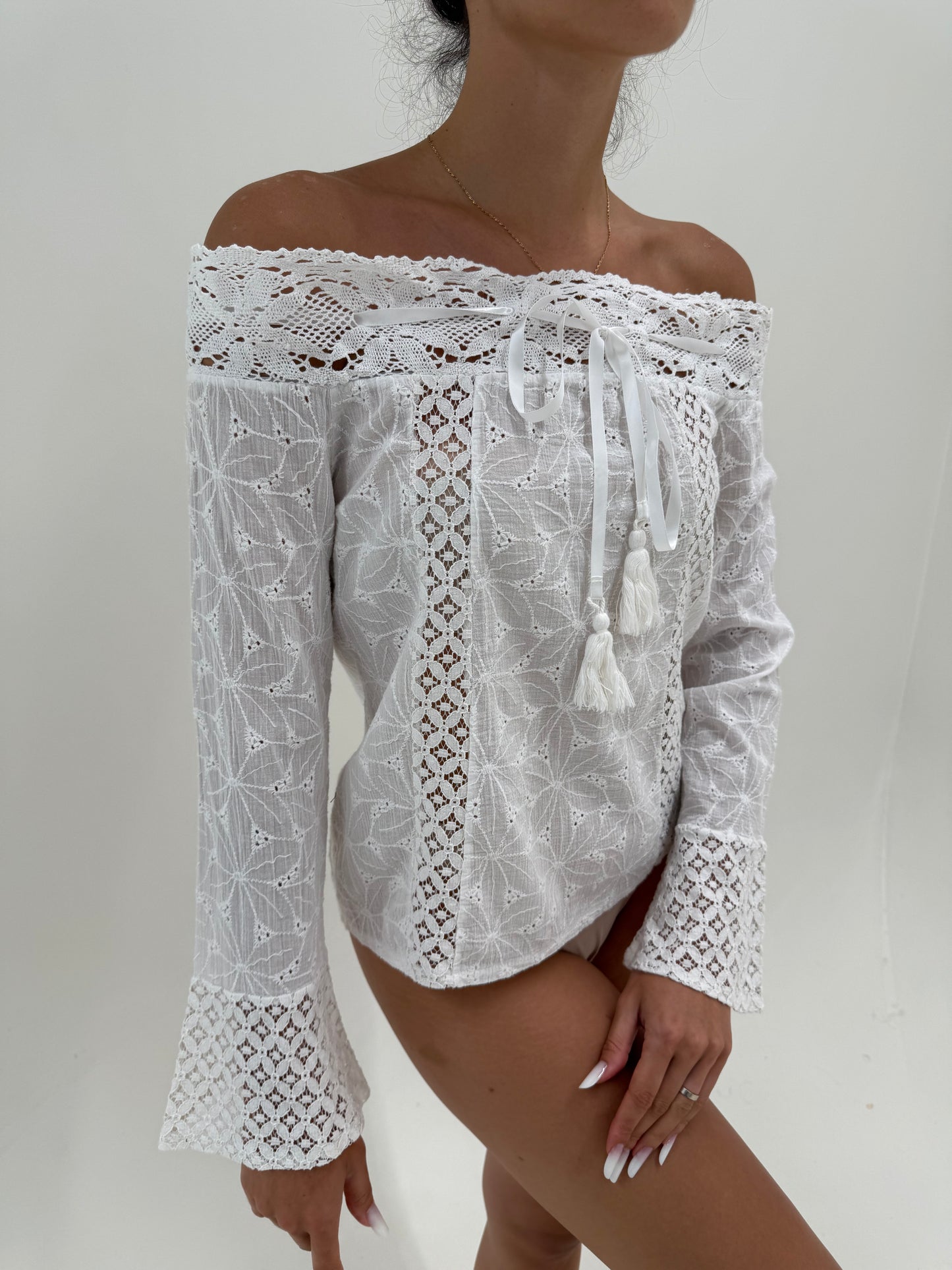 Tunica excepțională cu mâneci evazate broderie și dantelă macrame