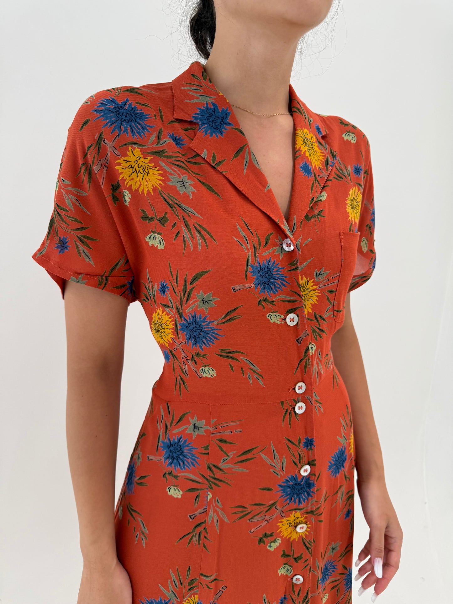 Rochie maxi în culori superbe și croi ușor cambrat extrem de feminin cu buzunare